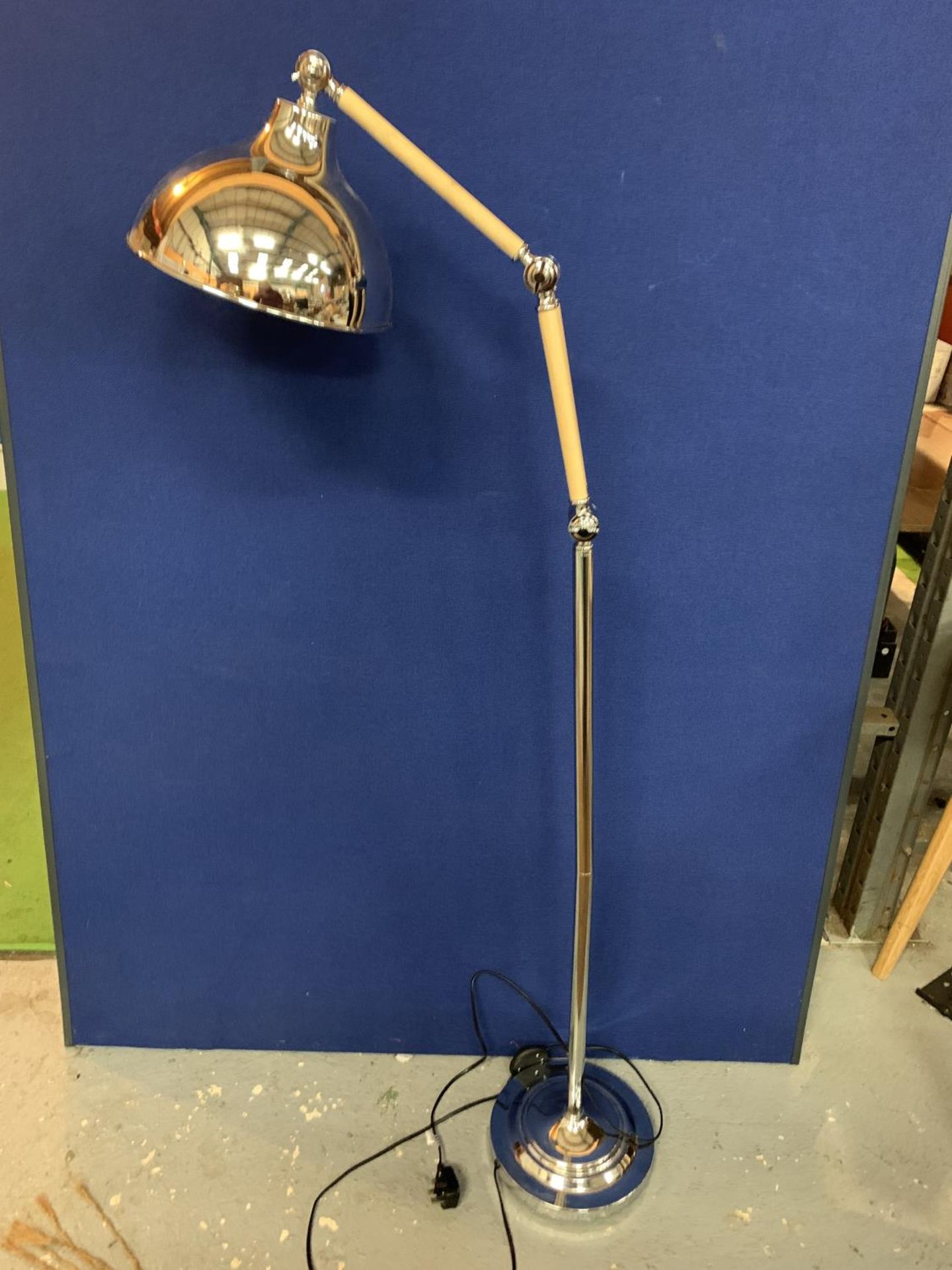 A CHROME AND WOOD STANDARD LAMP IN THE FORM OF AN ANGLE POISE
