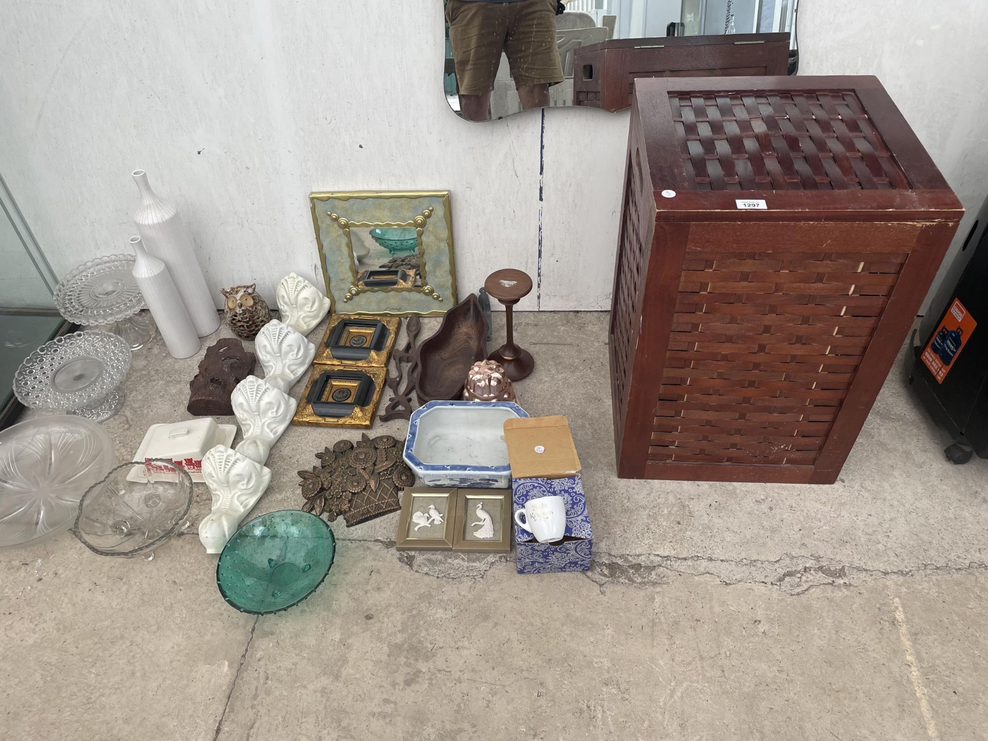AN ASSORTMENT OF ITEMS TO INCLUDE A LUANDRY BIN, GLASS CAKE STANDS AND CERAMIC WARE ETC