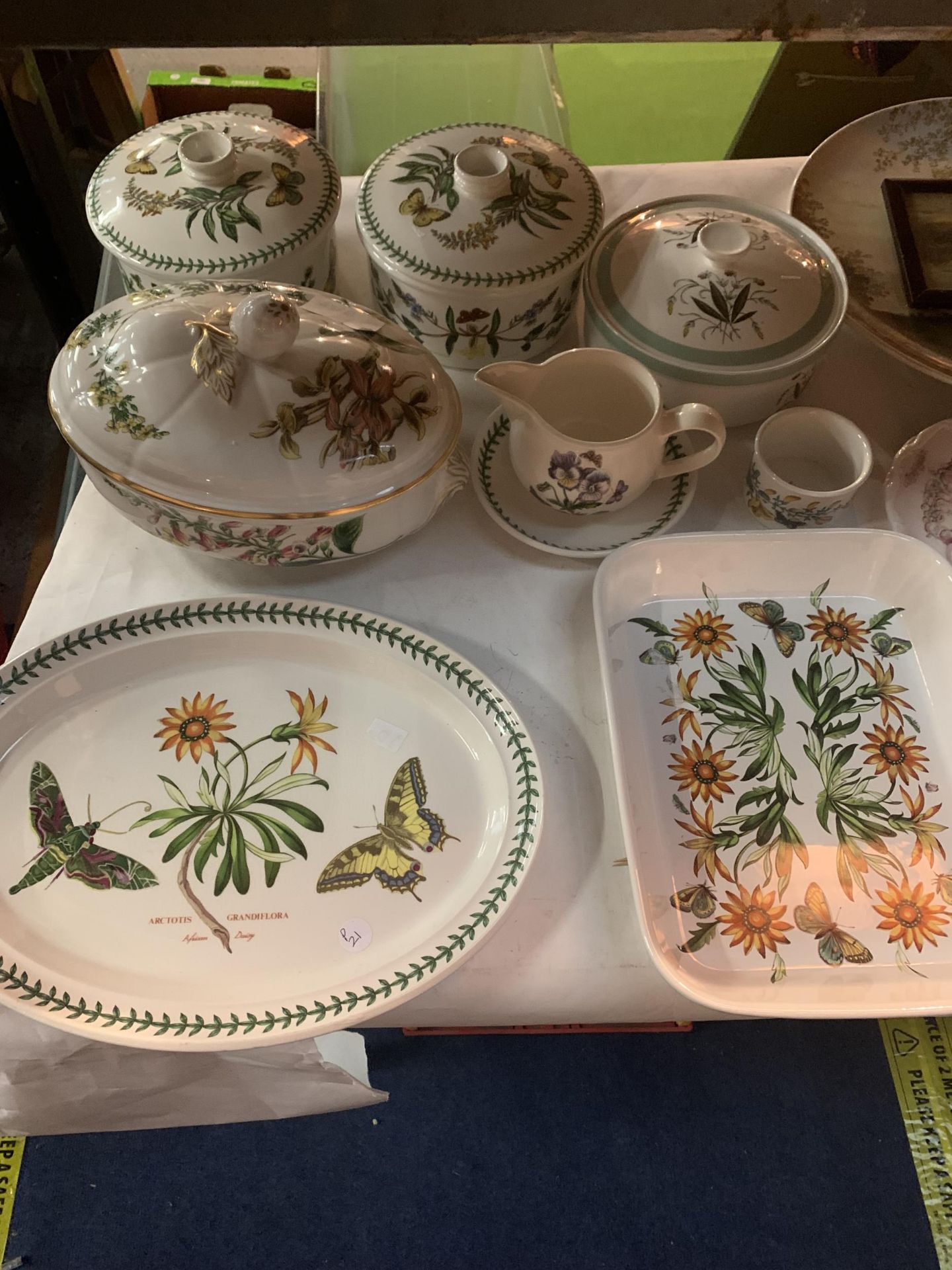 A COLLECTION OF SERVING DISHES TO INCLUDE PORTMEIRION BOTANIC GARDEN , SPODE "STAFFORD FLOWERS " ETC