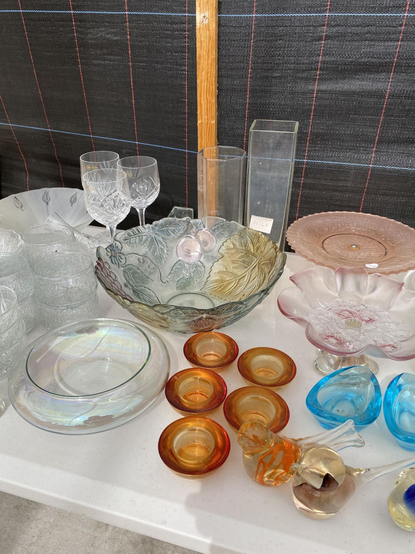 AN ASSORTMENT OF GLASS WARE TO INCLUDE A PIUNCH BOWL, CAKE STAND AND RAMEKINS ETC - Image 3 of 4