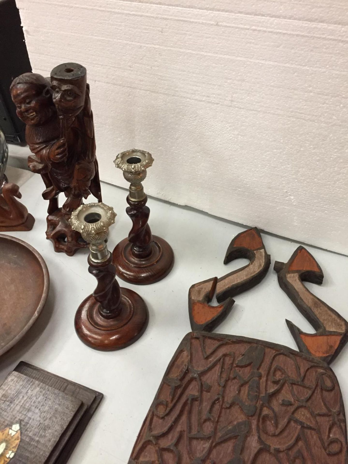 A SELECTION OF TREEN TO INCLUDE A BOOK STAND, A PAIR OF CANDLESTICKS, TRIBAL FIGURINES AND A - Image 5 of 5