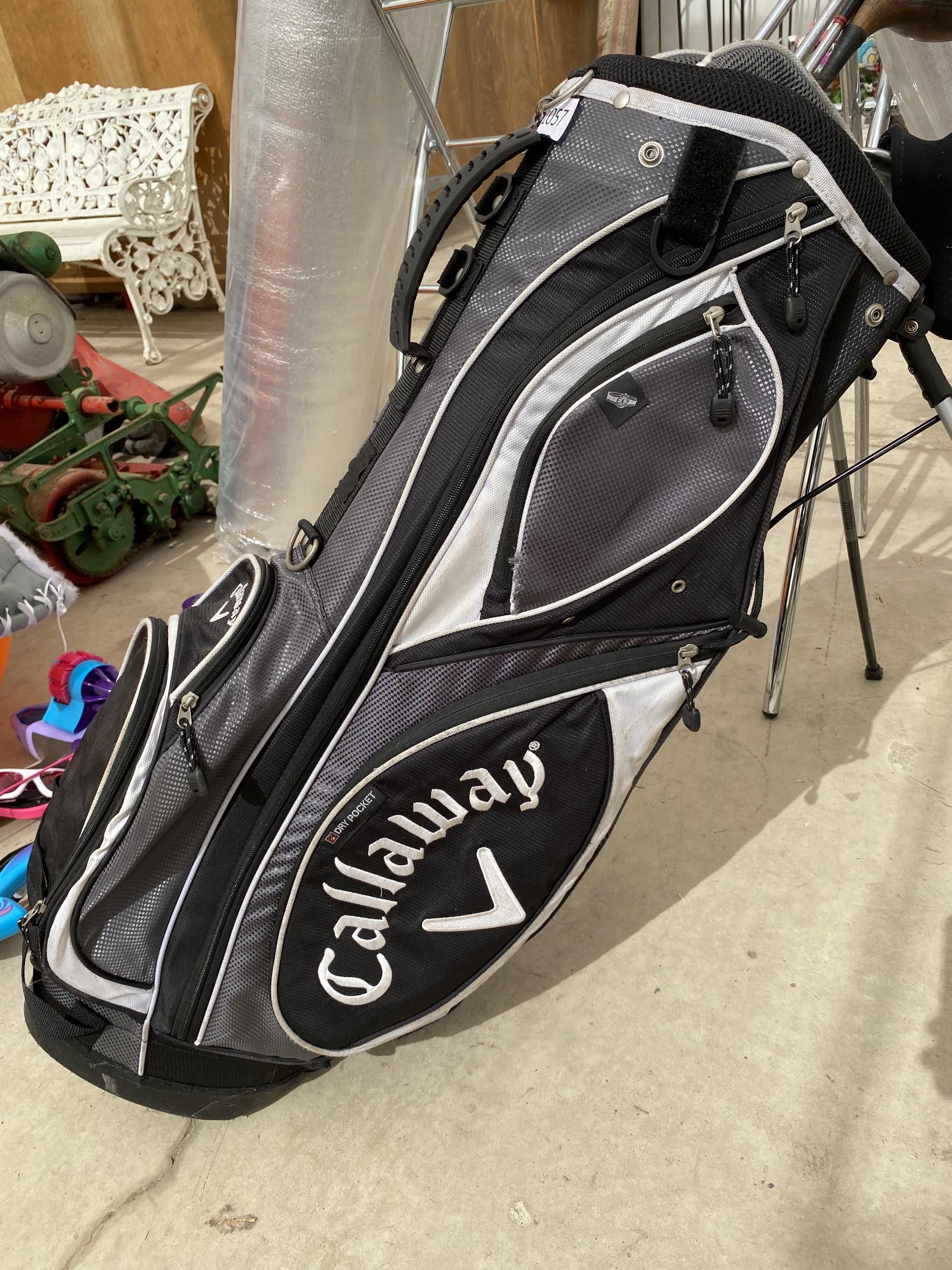 A CALLAWAY GOLF BAG WITH EIGHT VARIOUS GOLF CLUBS - Image 2 of 4