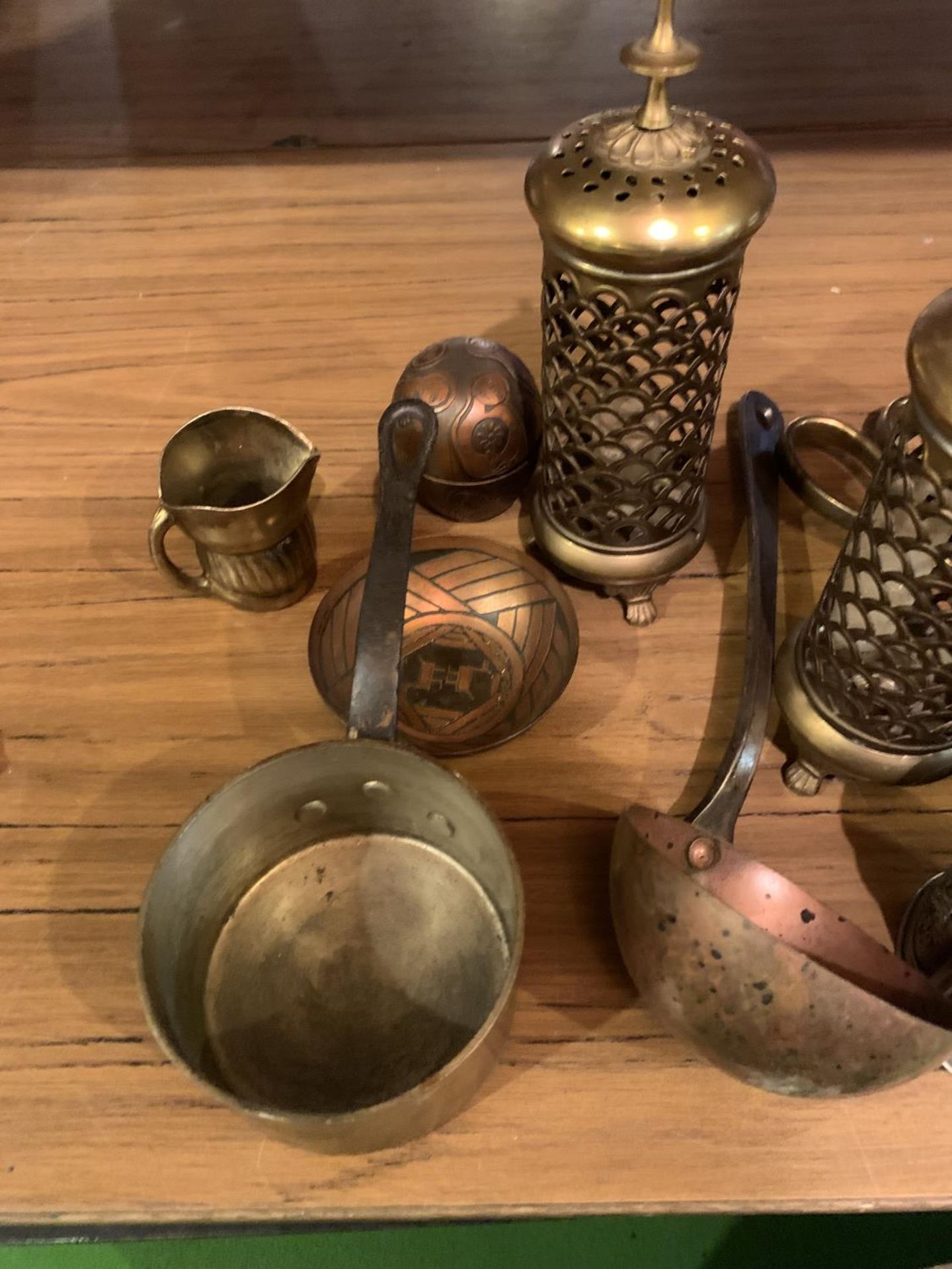 A COLLECTION OF BRASS WARE TO INCLUDE A TRENCH SHELL, DECORATIVE LANTERNS, PAN, LADLE ETC - Image 4 of 4