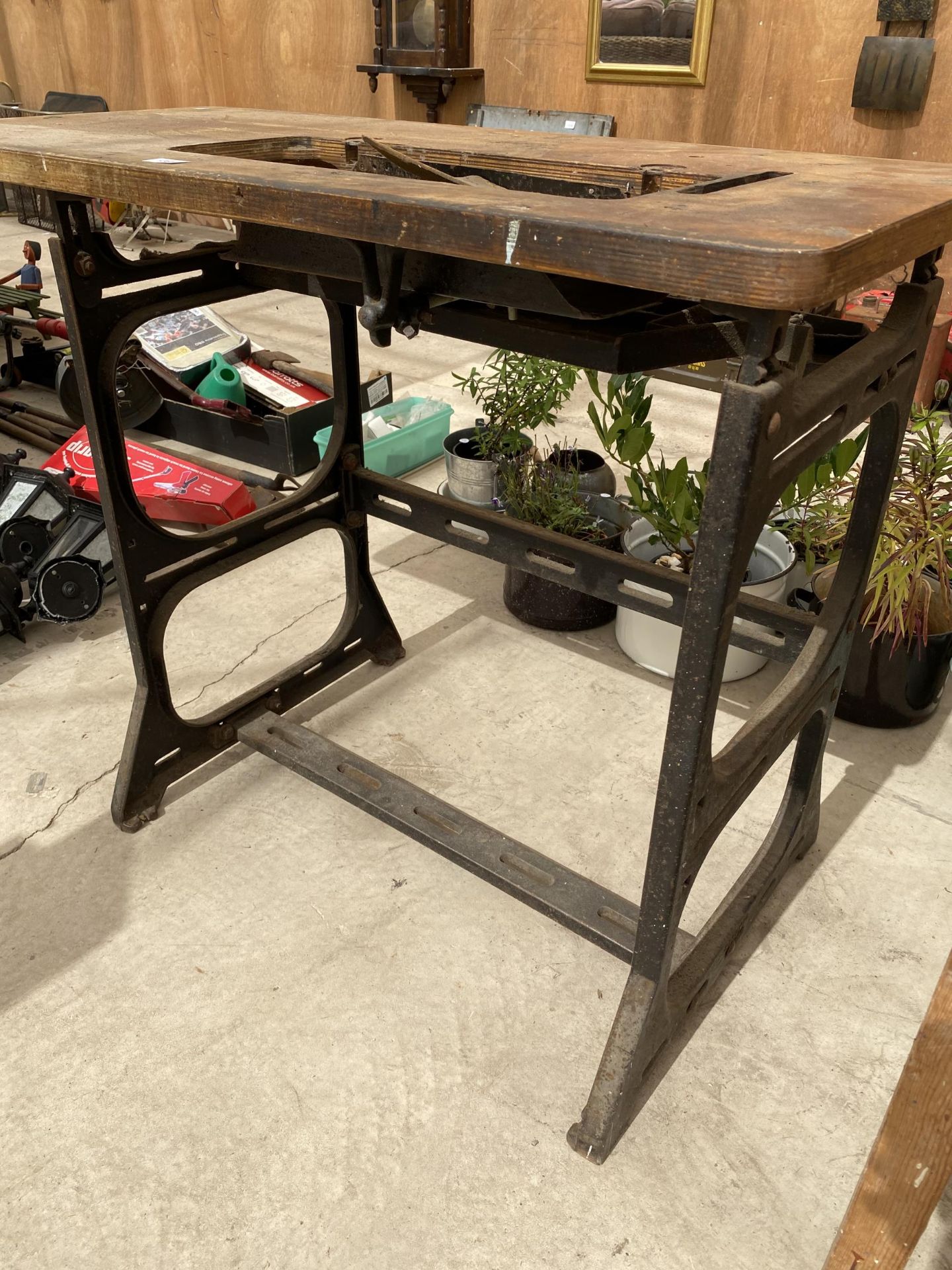 AN INDUSTRIAL SEWING MACHINE TABLE WITH HEAVY CAST IRON BASE - Image 3 of 4