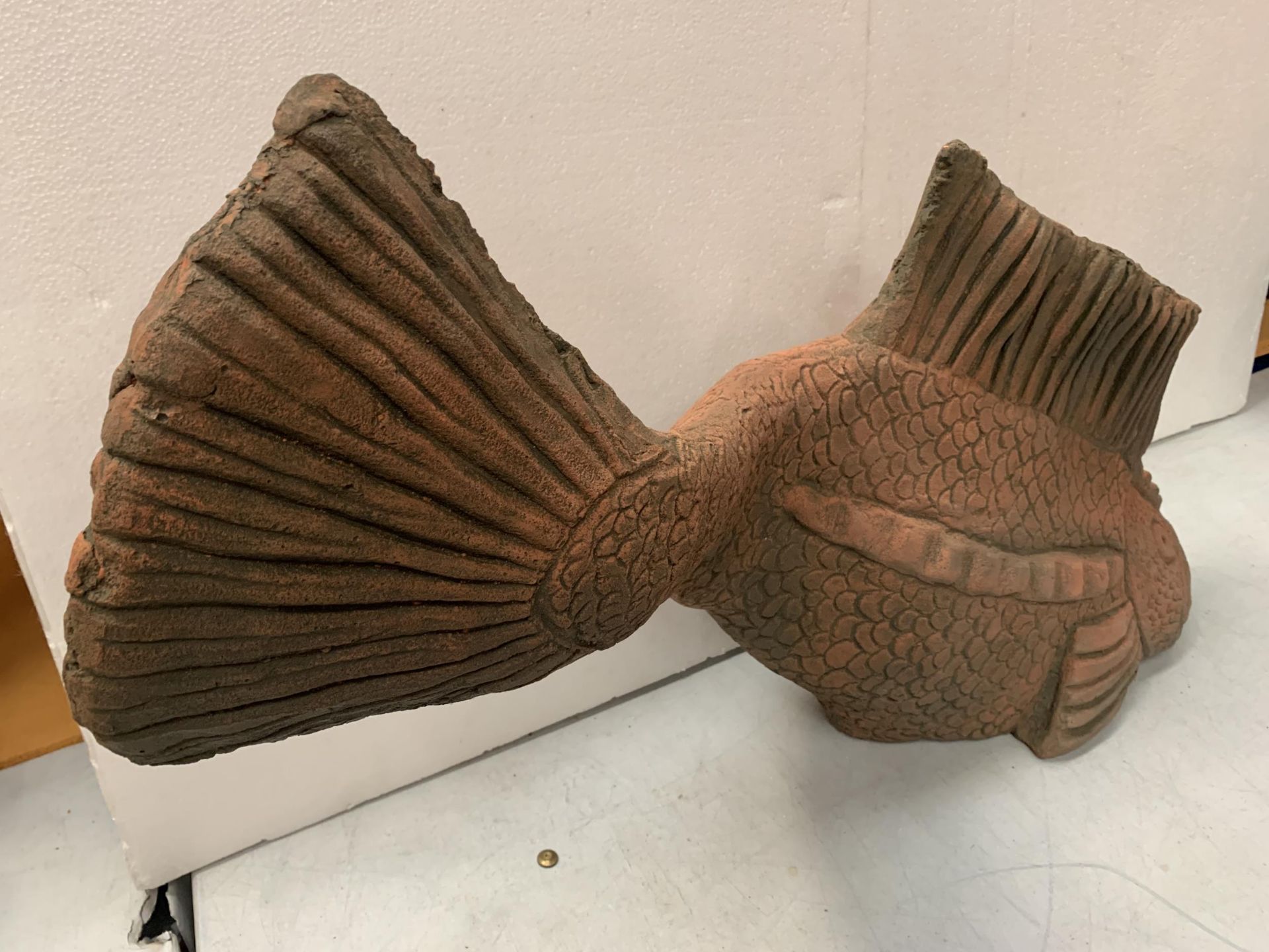 A LARGE TERRACOTTA STONE FISH, APPROX LENGTH 78CM, HEIGHT 48CM - Image 3 of 3