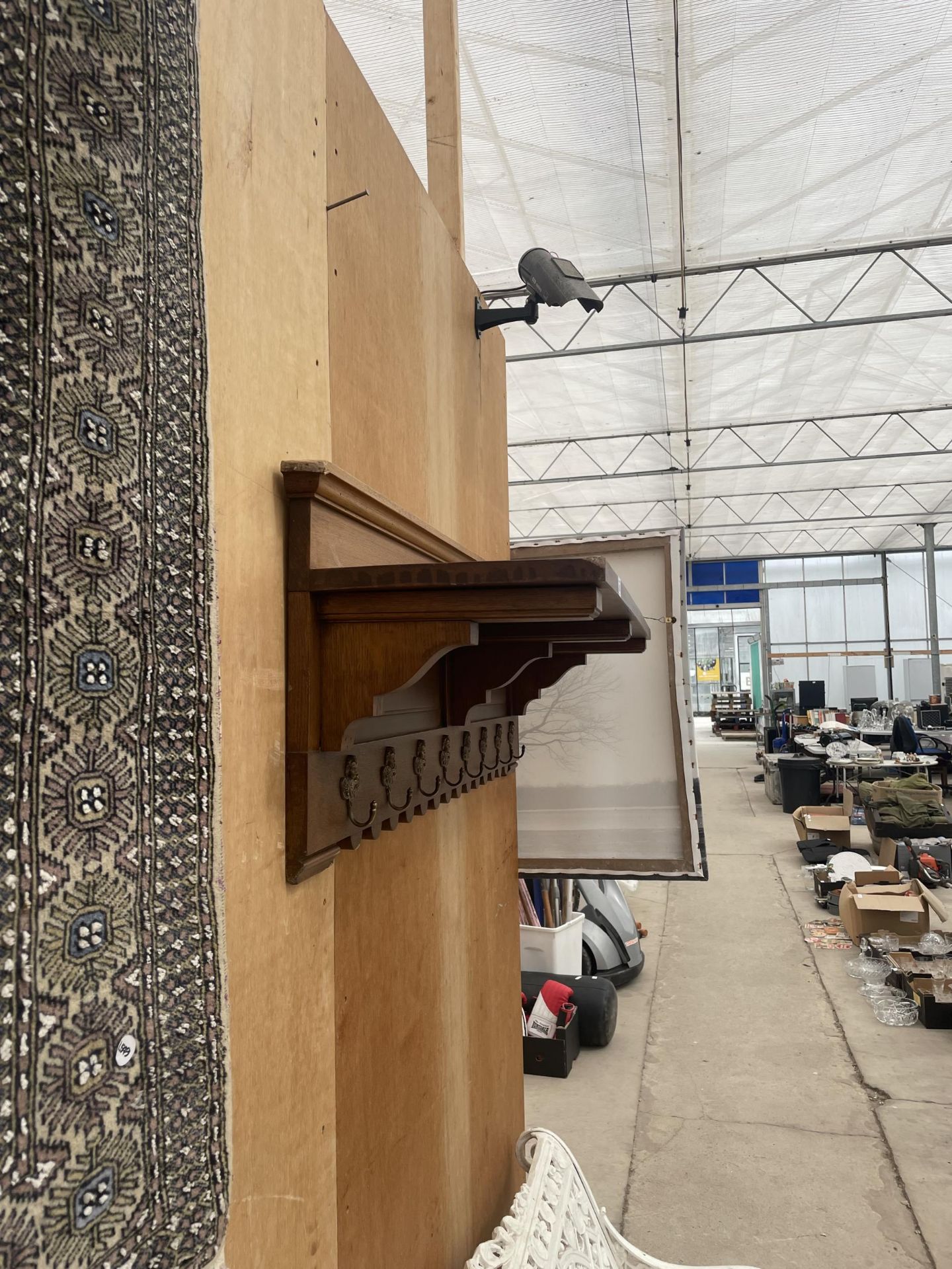 AN EARLY 20TH CENTUARY OAK HALL SHELF INCORPORATING EIGHT DECORATIVE BRASS COAT HOOKS - Image 3 of 3