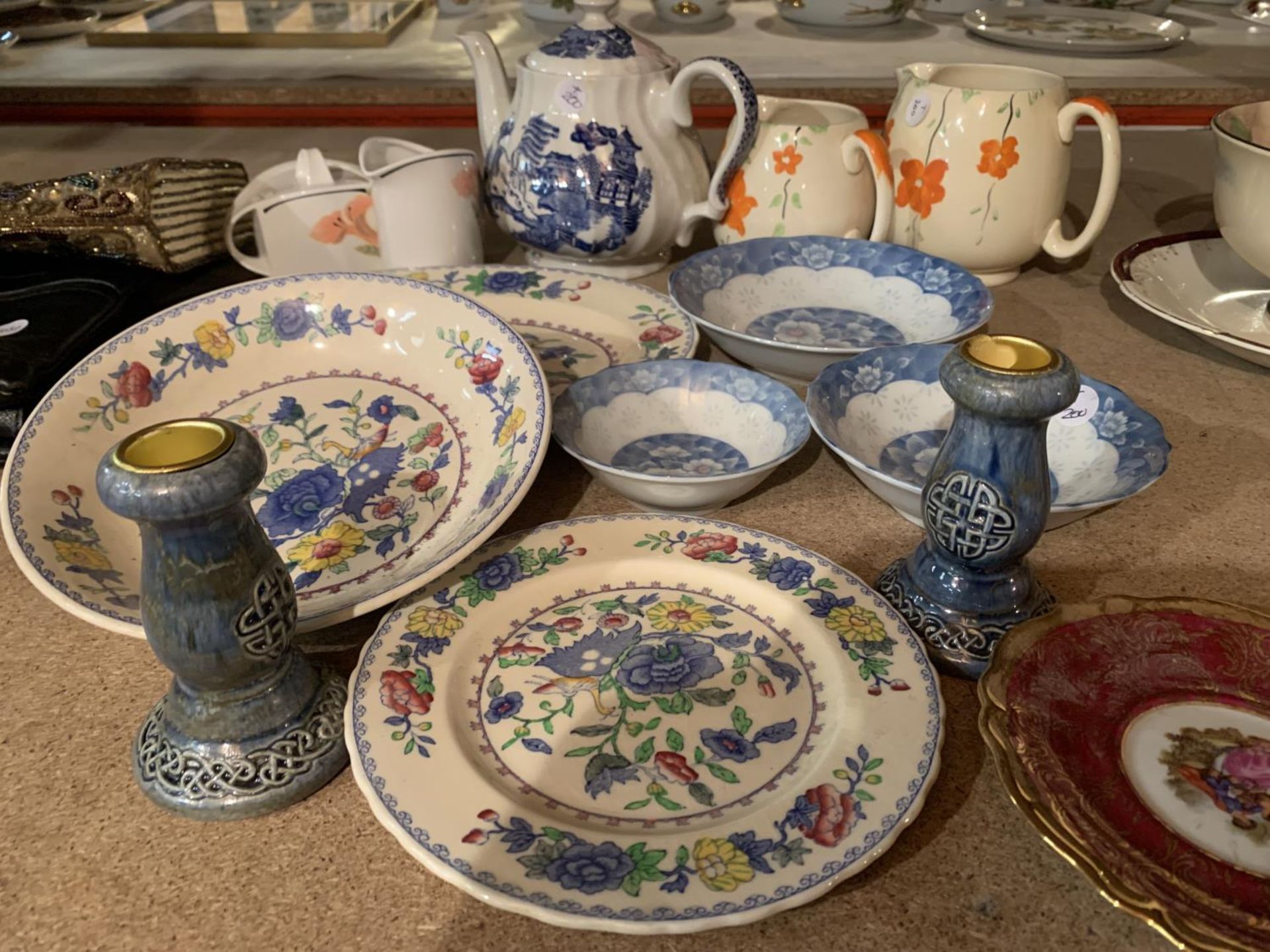 A COLLECTION OF CERAMICS TO INCLUDE MASONS PLATES, BLUE AND WHITE TEAPOT, CLARICE CLIFFE STYLE