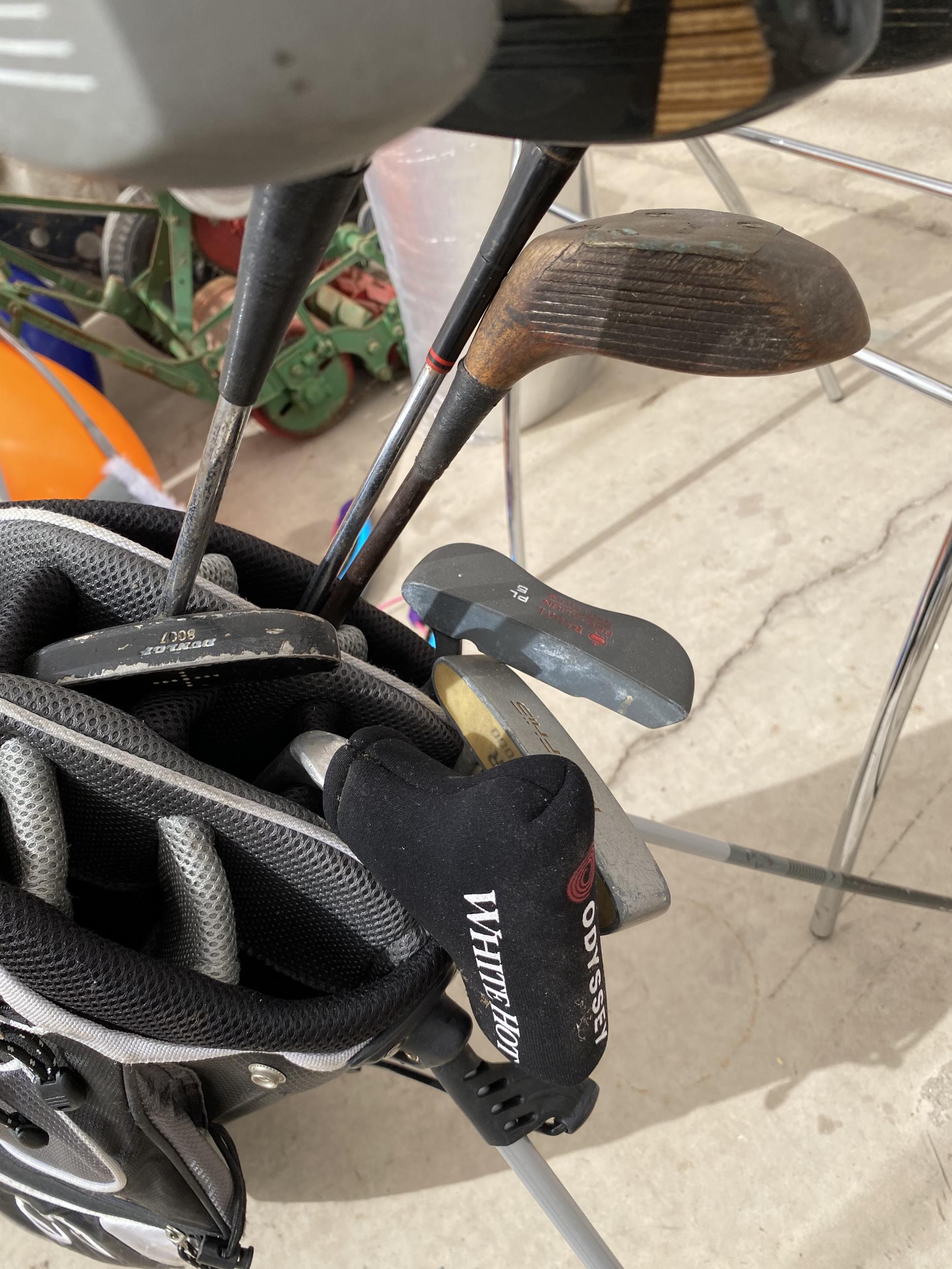 A CALLAWAY GOLF BAG WITH EIGHT VARIOUS GOLF CLUBS - Image 4 of 4