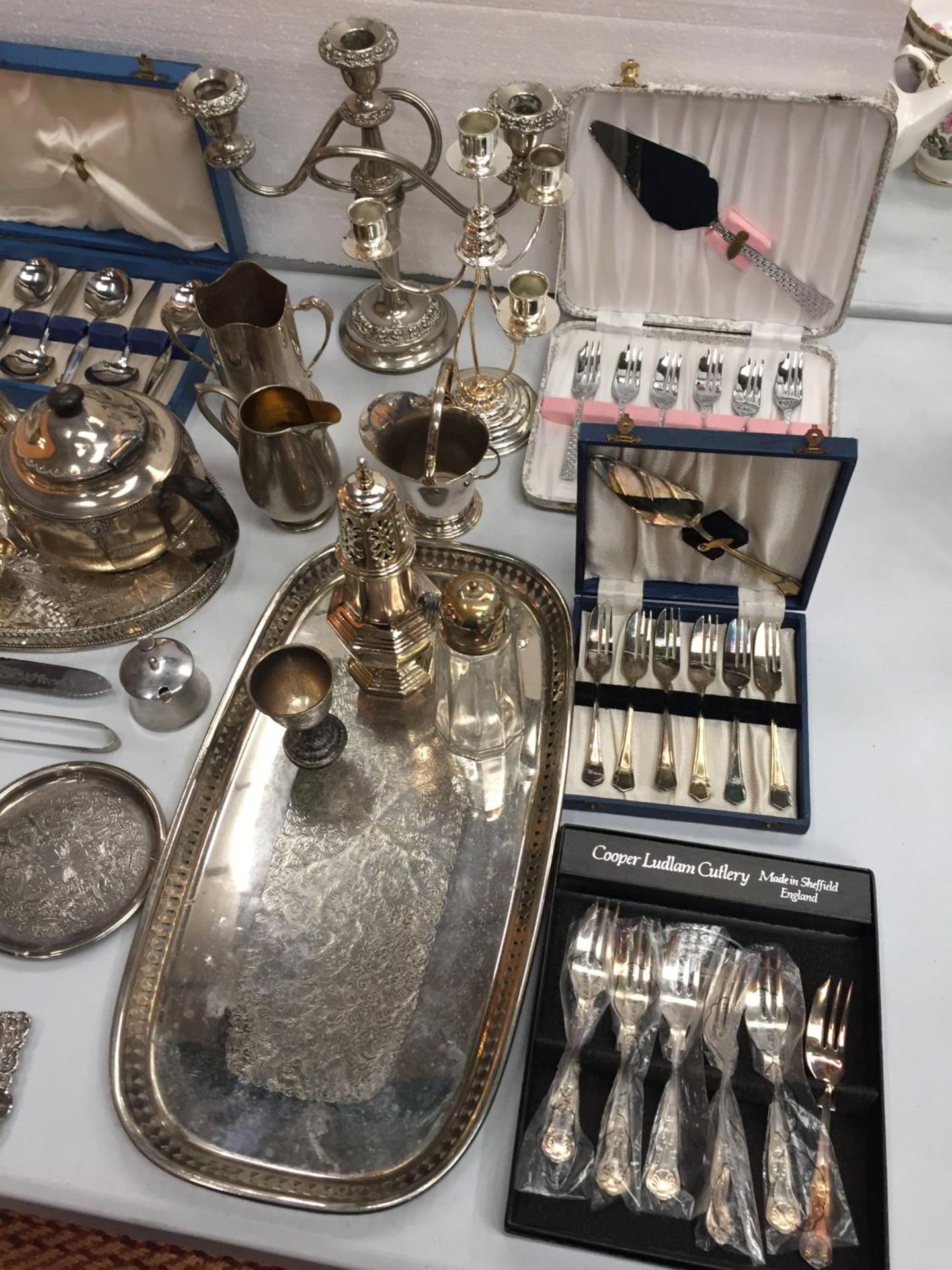 A LARGE COLLECTION OF WHITE METAL WARE TO INCLUDE CANDLE STICKS, TEA POTS, CRUET, FLATWARE AND TRAYS - Image 3 of 4