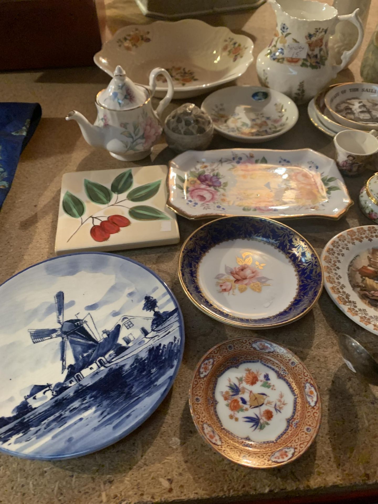 A MIXED SELECTION TO INCLUDE SOME AYNSLEY COTTAGE GARDEN POTTERY " TRINKET BOXES AND DISHES - Image 2 of 4