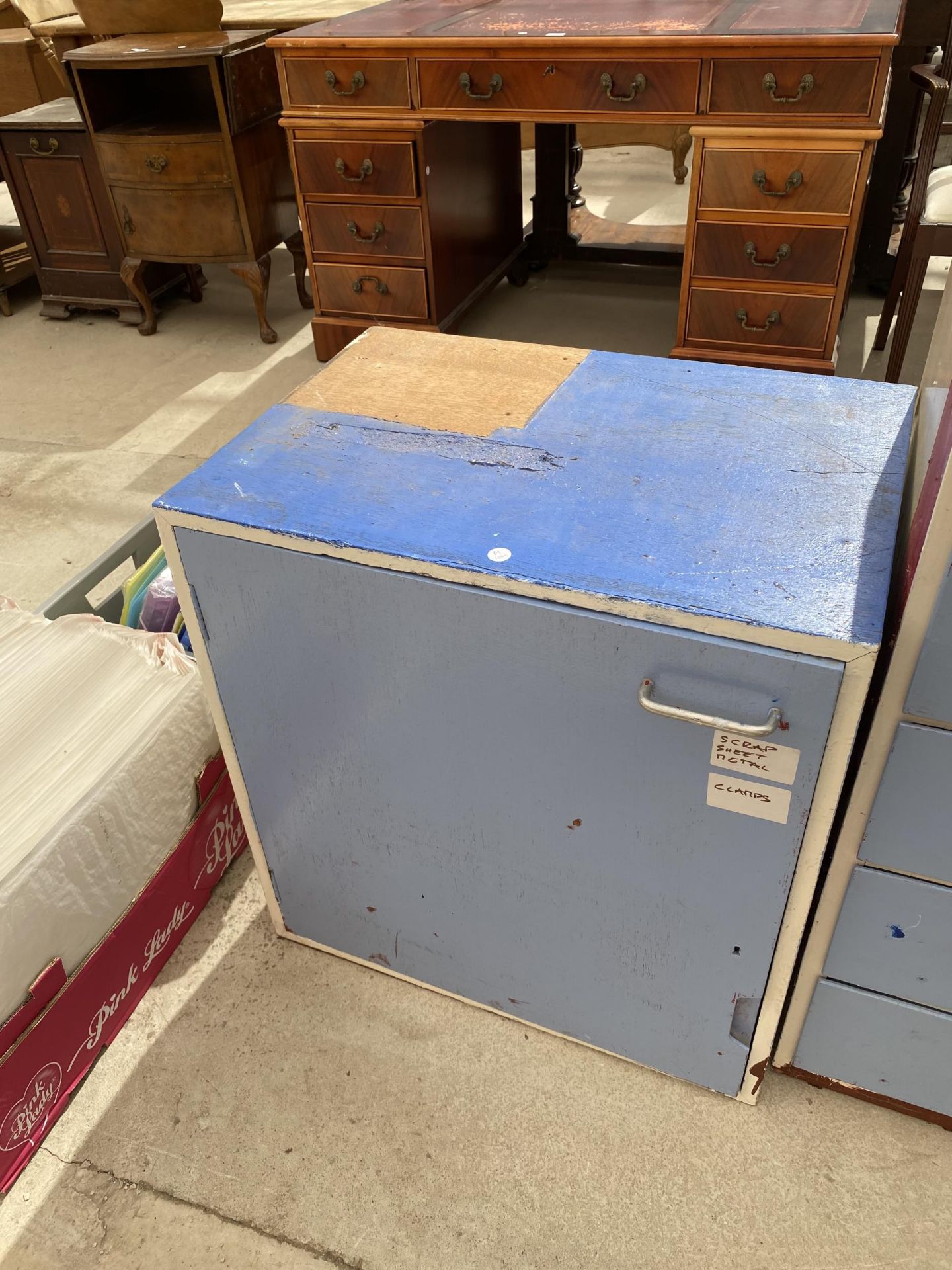 THREE PAINTED WORKSHOP DRAWER UNITS AND A FURTHER CUPBOARD WITH INTERNAL DRAWERS - Image 5 of 5