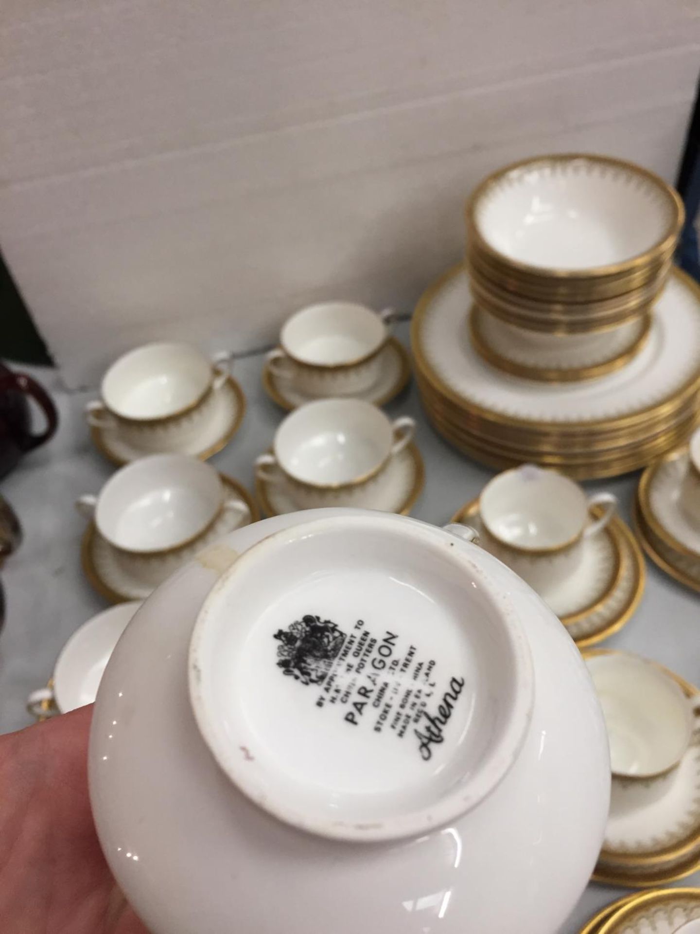 A COLLECTION OF ROYAL ALBERT " ATHENA DESIGN"BONE CHINA DINNER SERVICE TO INCLUDE SIX TEA CUPS AND - Image 4 of 5