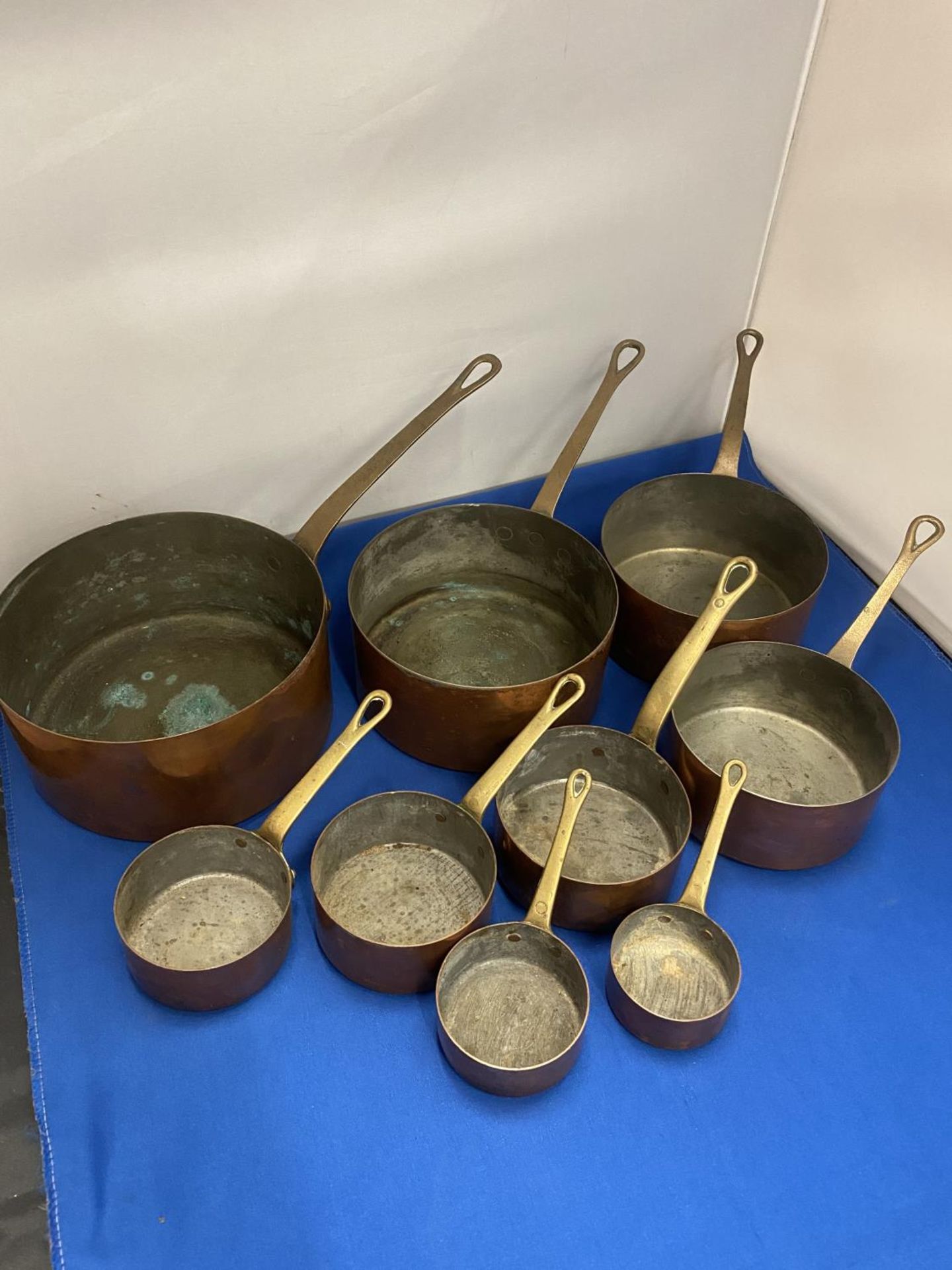 A SET OF NINE COPPER GRADUATED PANS WITH BRASS HANDLES - Image 3 of 3