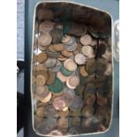 A VINTAGE TIN OF MIXED COINS TO INCLUDE ONE PENNYS AND HALF PENNYS