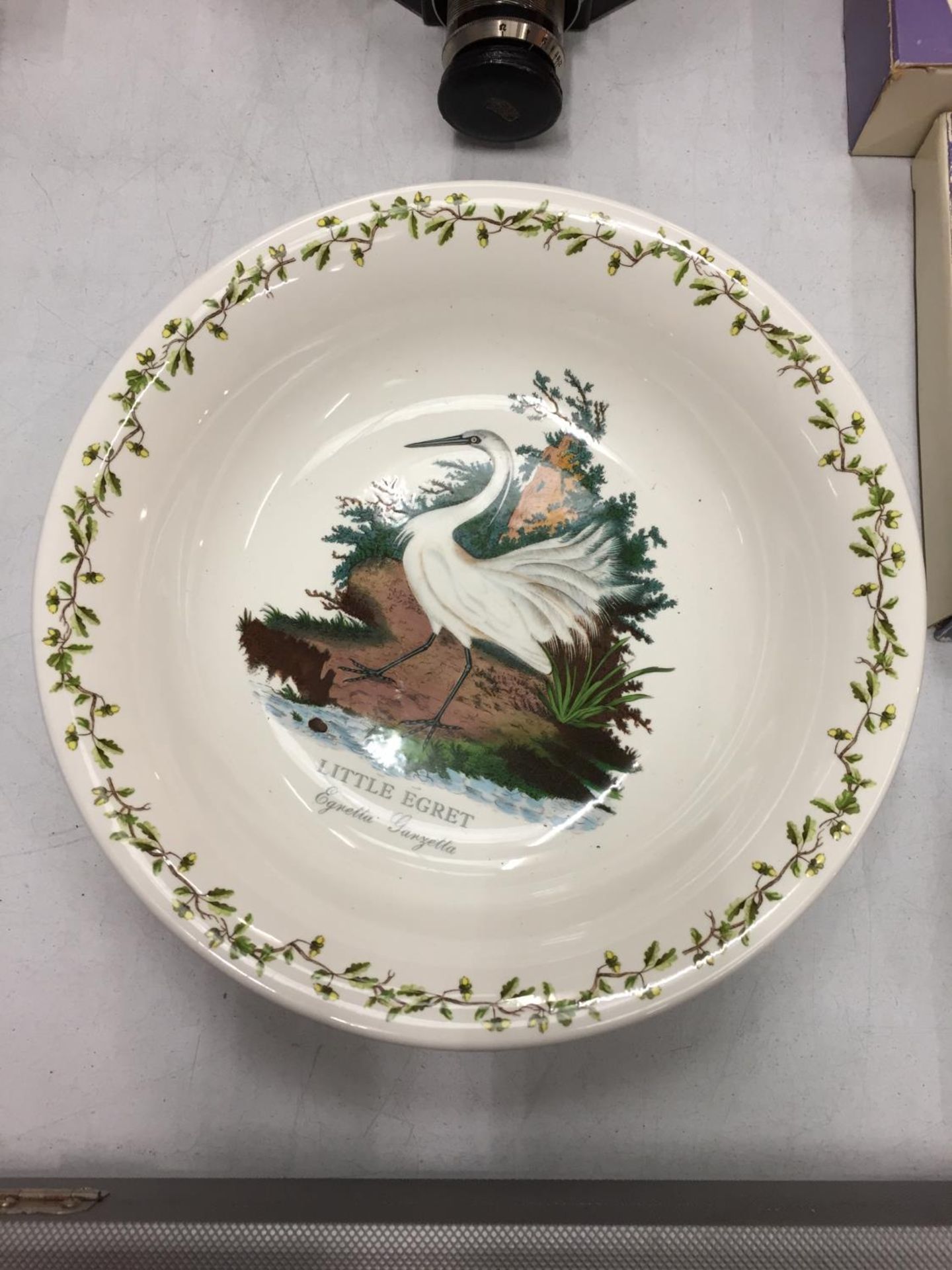 A LARGE PORTMEIRION BOWL DEPICTING LITTLE EGRET