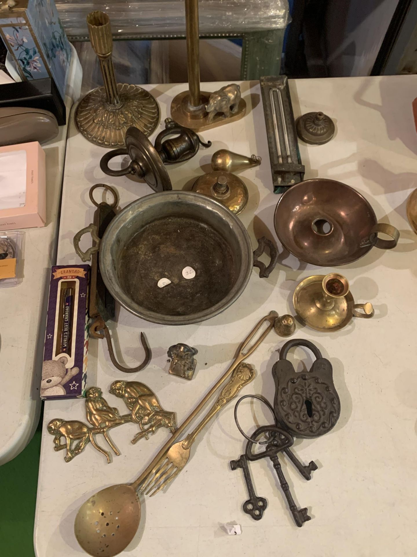 A MIXED SELECTION TO INCLUDE SOME BRASS ITEMS , A DECORATIVE VINTAGE LOCK AND THREE KEYS