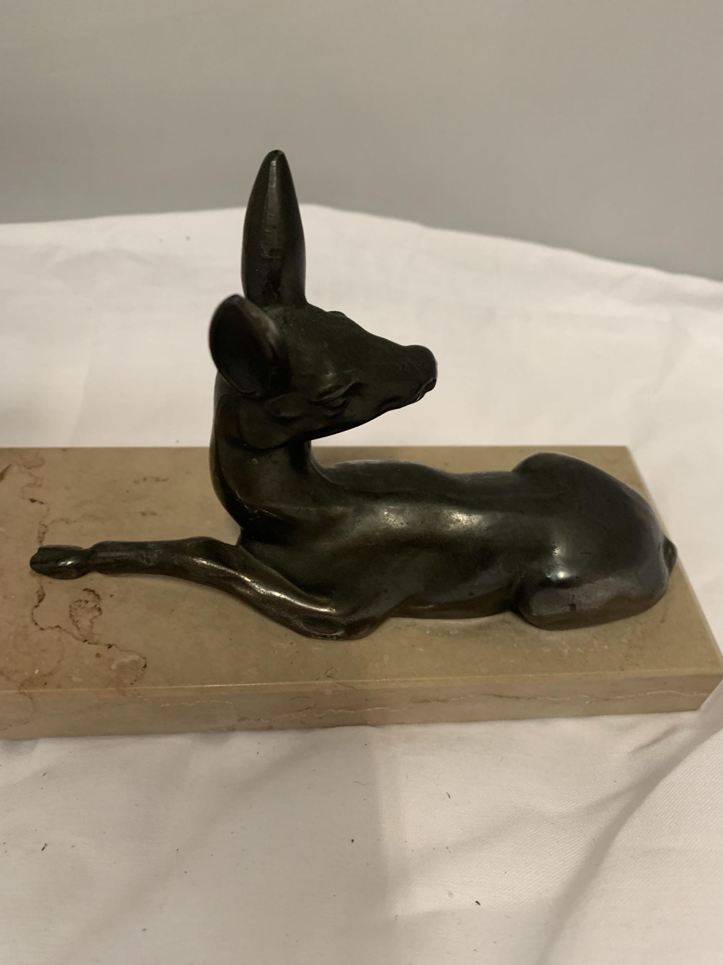 A PAIR OF ART DECO BRONZE STAGS ON A MARBLE BASE, 16CM HEIGHT X 35CM LENGTH - Image 2 of 4