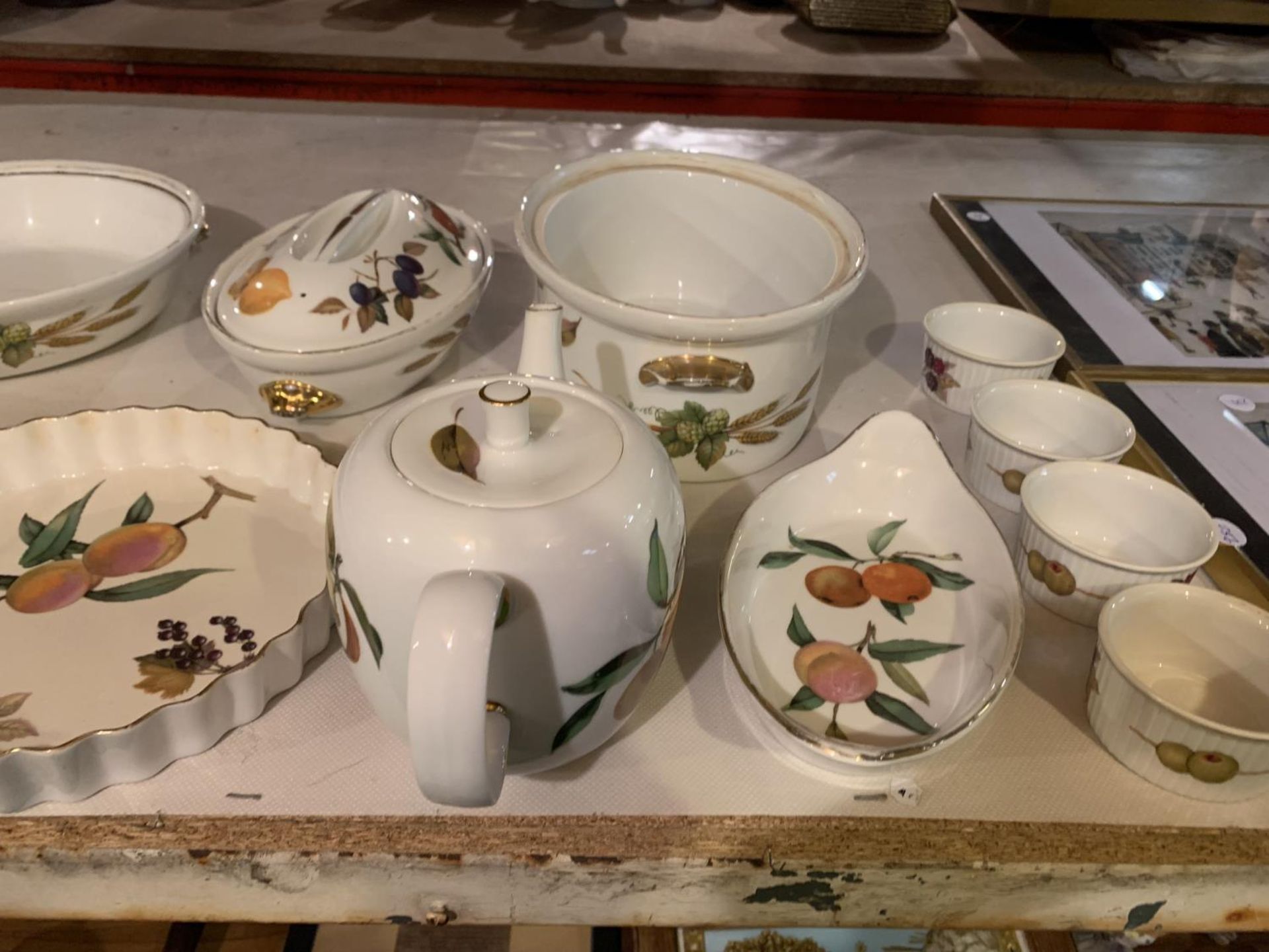 A LARGE COLLECTION OF ROYAL WORCESTER EVESHAM WARE TO INCLUDE LIDDED DISHES (ONE WITH CHIP TO - Image 5 of 7