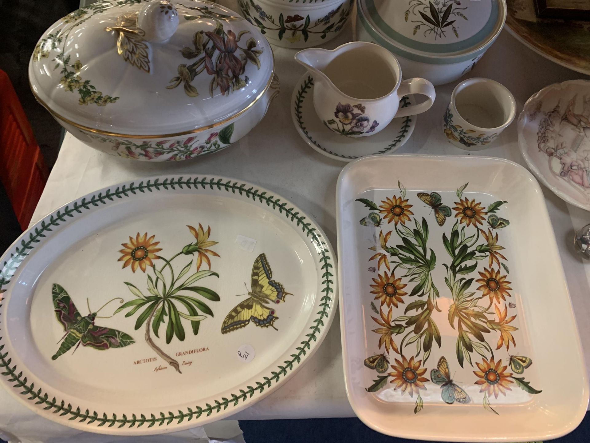 A COLLECTION OF SERVING DISHES TO INCLUDE PORTMEIRION BOTANIC GARDEN , SPODE "STAFFORD FLOWERS " ETC - Image 4 of 5