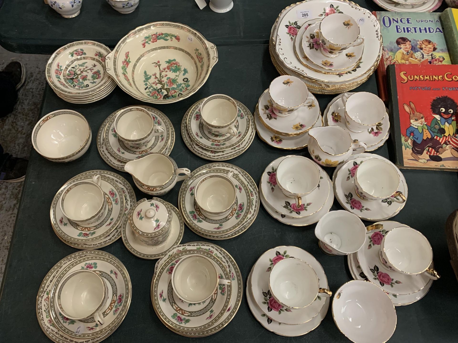 A COLLECTION OF TEA AND DINNER WARE TO INCLUDE CROWN DUCAL TRIOS, ROYAL VALE ETC