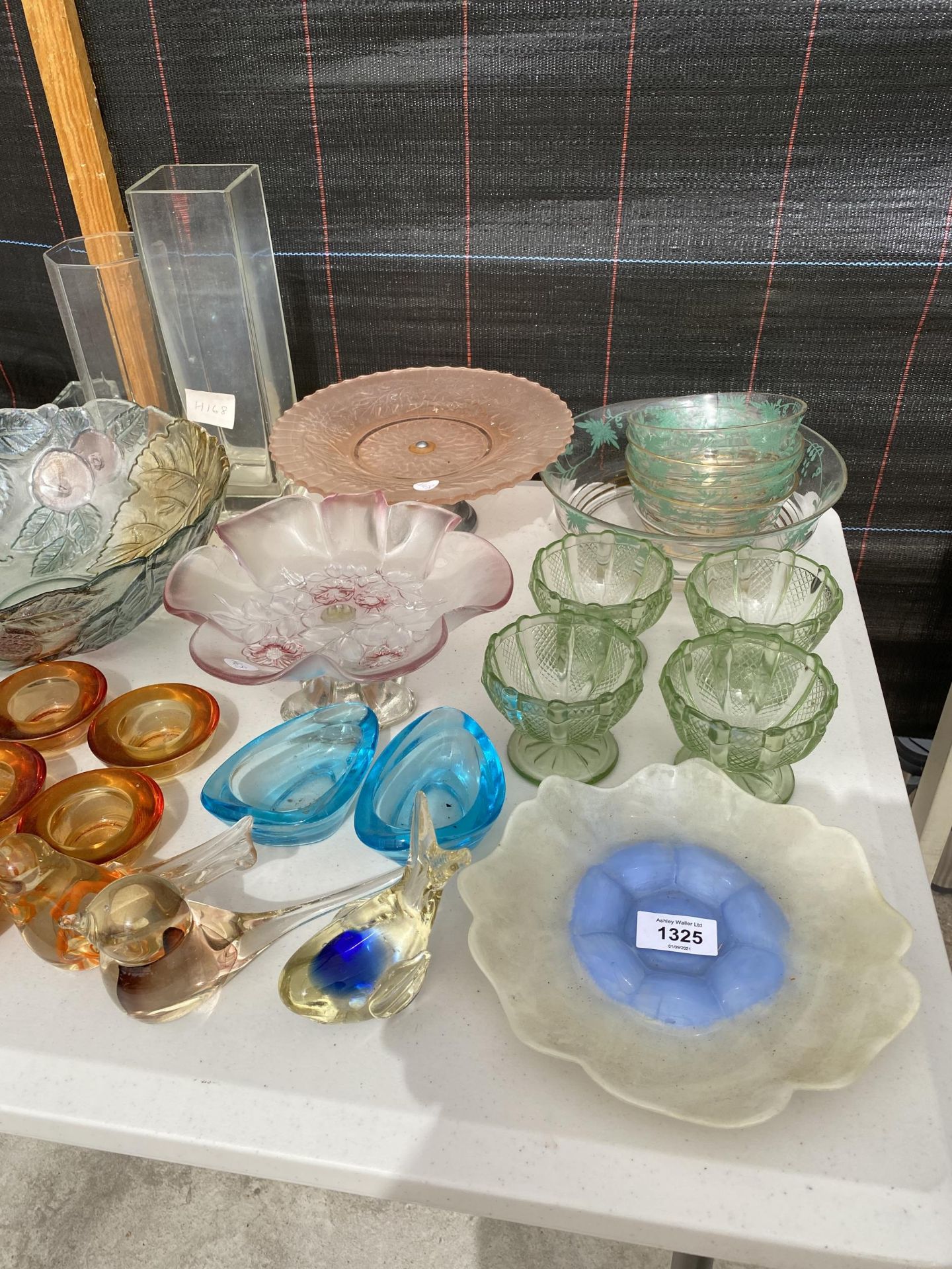 AN ASSORTMENT OF GLASS WARE TO INCLUDE A PIUNCH BOWL, CAKE STAND AND RAMEKINS ETC - Image 2 of 4
