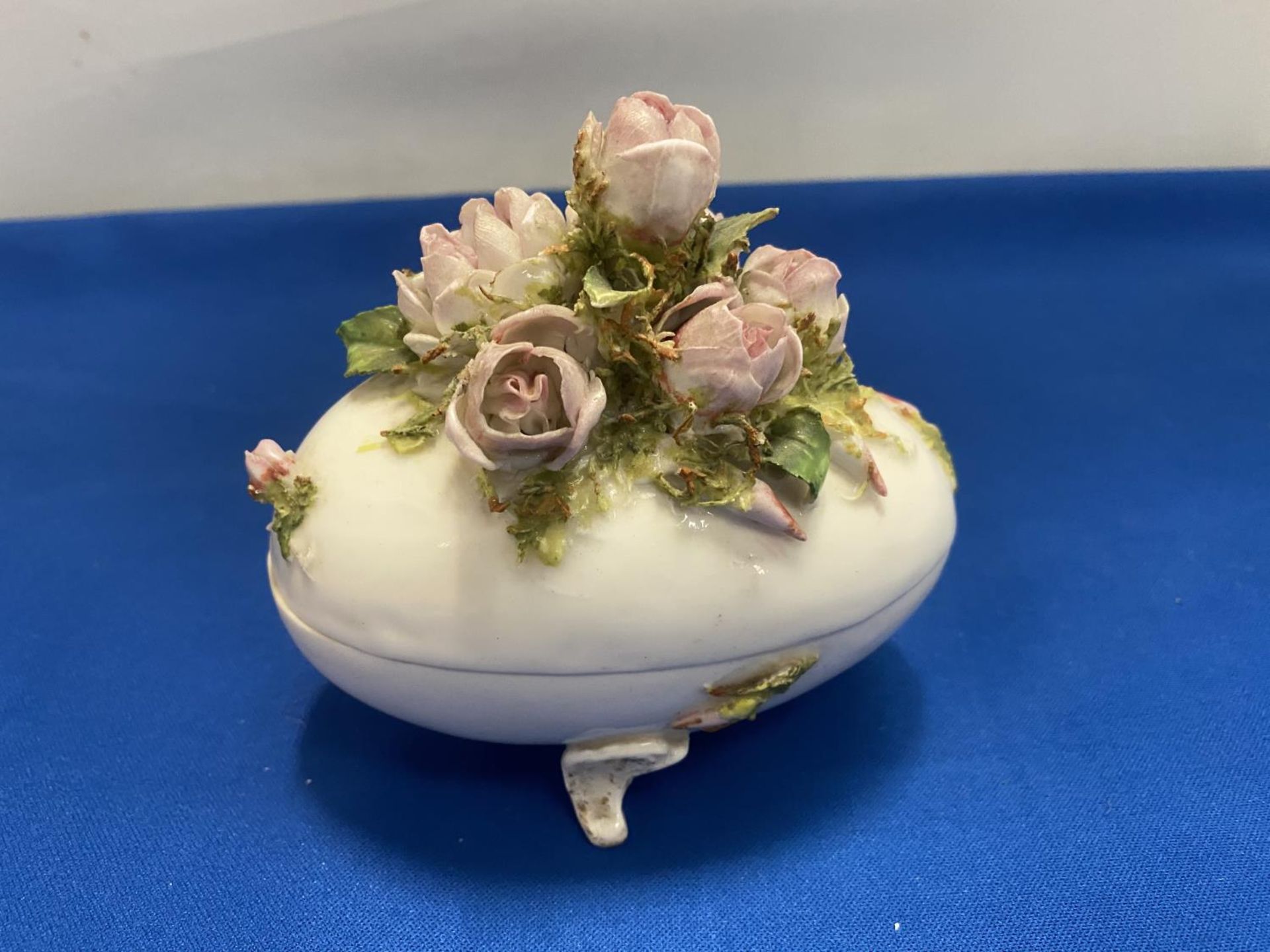 A DELICATE PORCELAIN EGG SHAPED LIDDED TRINKET DISH ON THREE FEET WITH FLOWER DETAILING, MARKED TO - Image 2 of 4