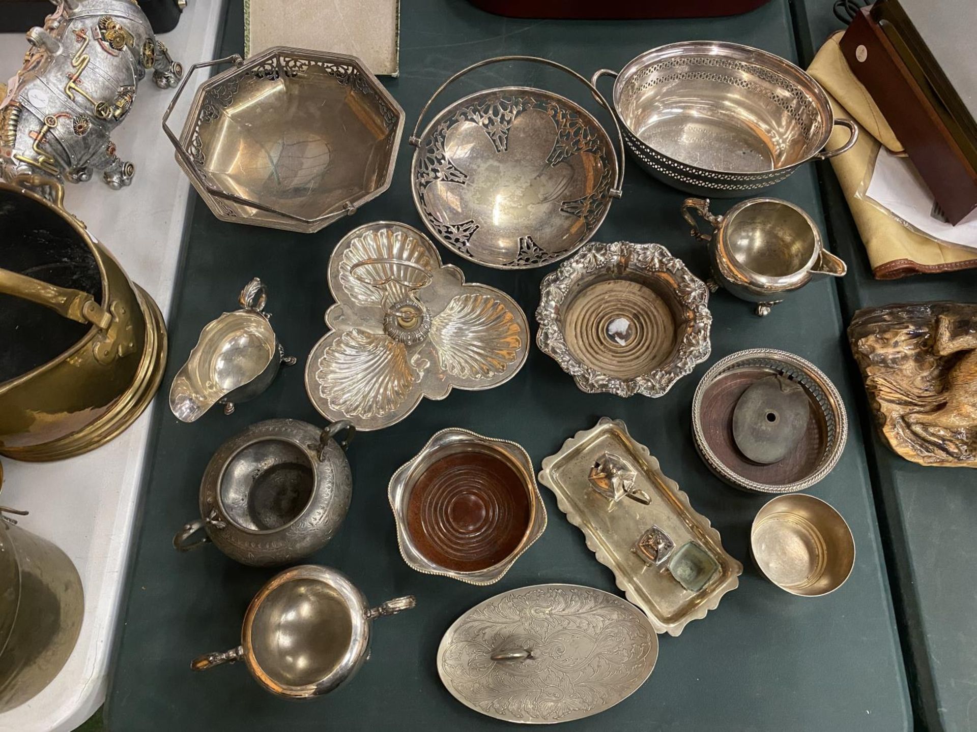 A COLLECTION OF SILVER PLATED ITEMS TO INCLUDE JUGS AND DISHES