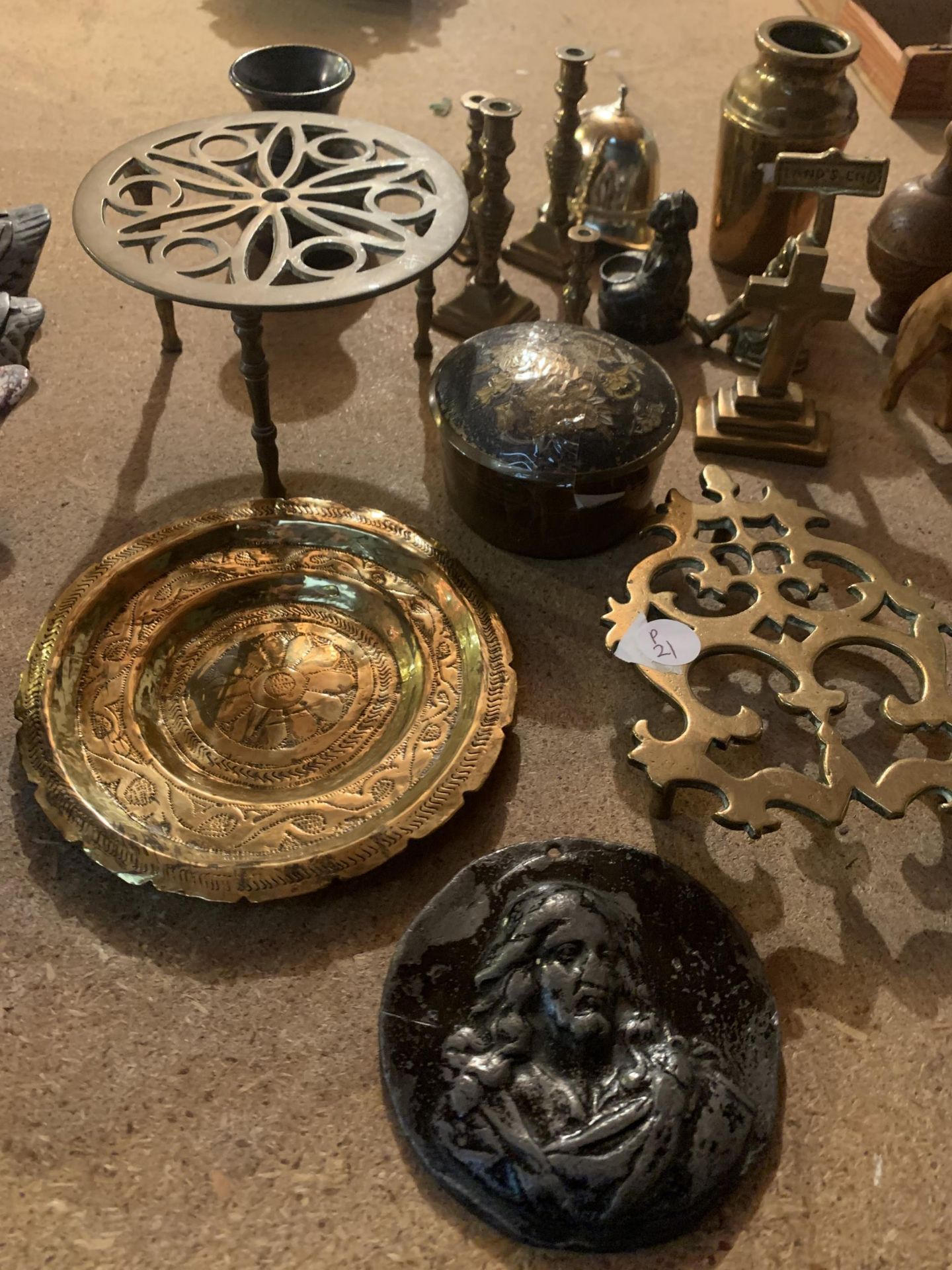 A MIXED SELECTION TO INCLUDE SOME BRASS ITEMS - Image 3 of 3