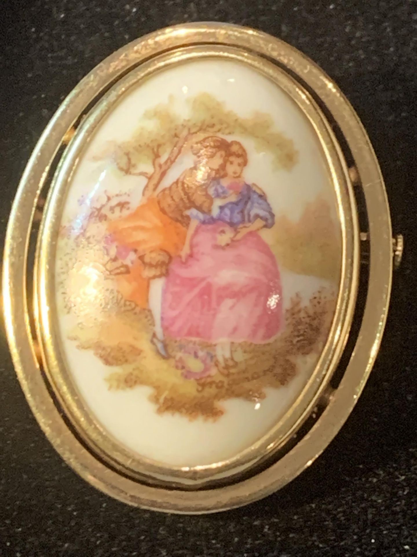 A YELLOW METAL BROOCH WITH A LIMOGES CERAMIC PLAQUE IN A PRESENTATION BOX - Image 2 of 3