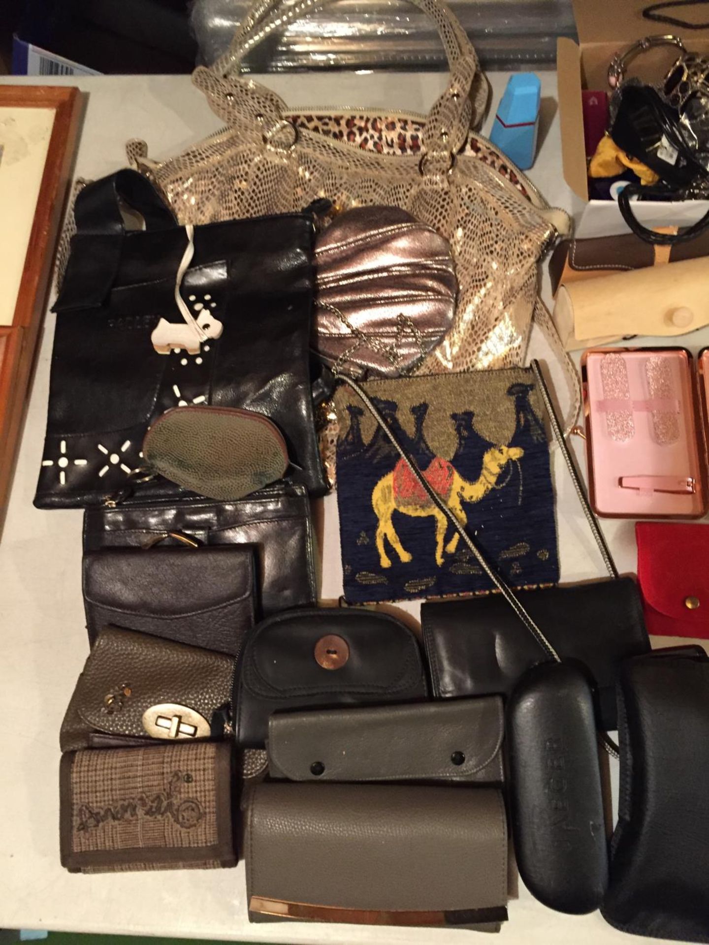 A MIXED SELECTION TO INCLUDE FASHION HANDBAGS AND PURSES , COSTUME JEWELLERY , MANICURE SET ETC - Image 2 of 4