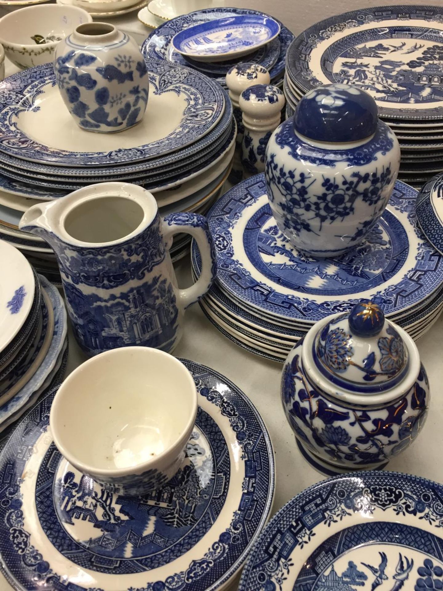 A LARGE SELECTION OF MAINLY, BLUE WILLOW PATTERN CHINA PLATES ALONG WITH A CRUET SET AND GINGER JARS - Image 6 of 6