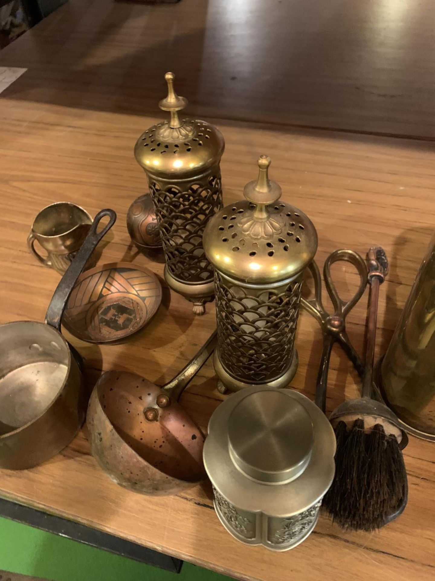 A COLLECTION OF BRASS WARE TO INCLUDE A TRENCH SHELL, DECORATIVE LANTERNS, PAN, LADLE ETC - Image 3 of 4