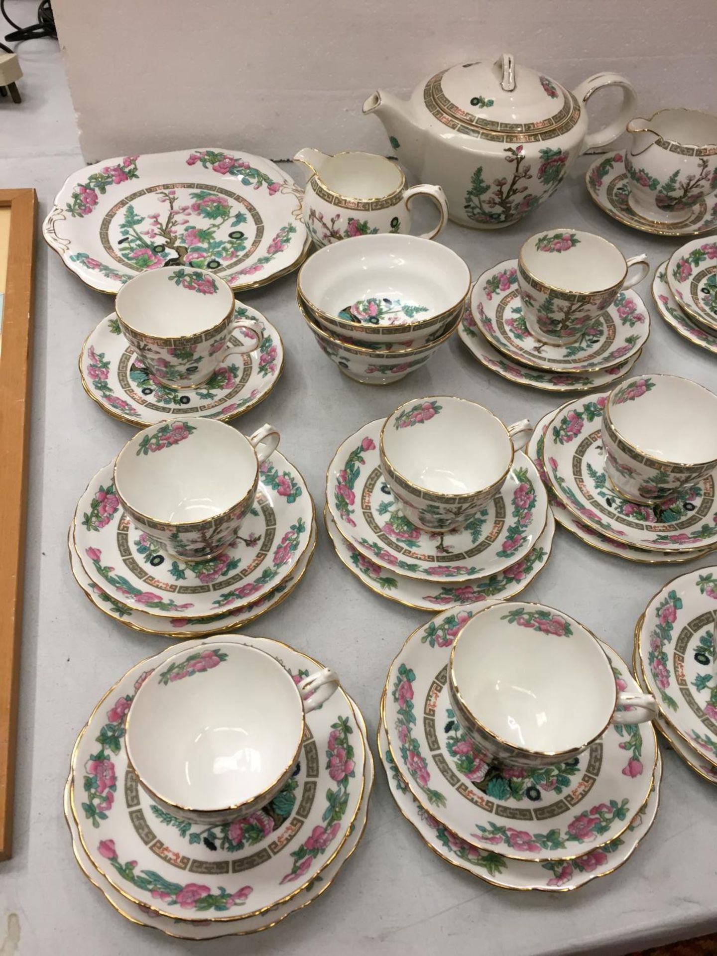 A VINTAGE COLLECTION OF A GROSVENOR FLORAL CHINA TEA SET TO INCLUDE 11 TRIOS, TWO MILK JUGS , TEA - Image 3 of 5