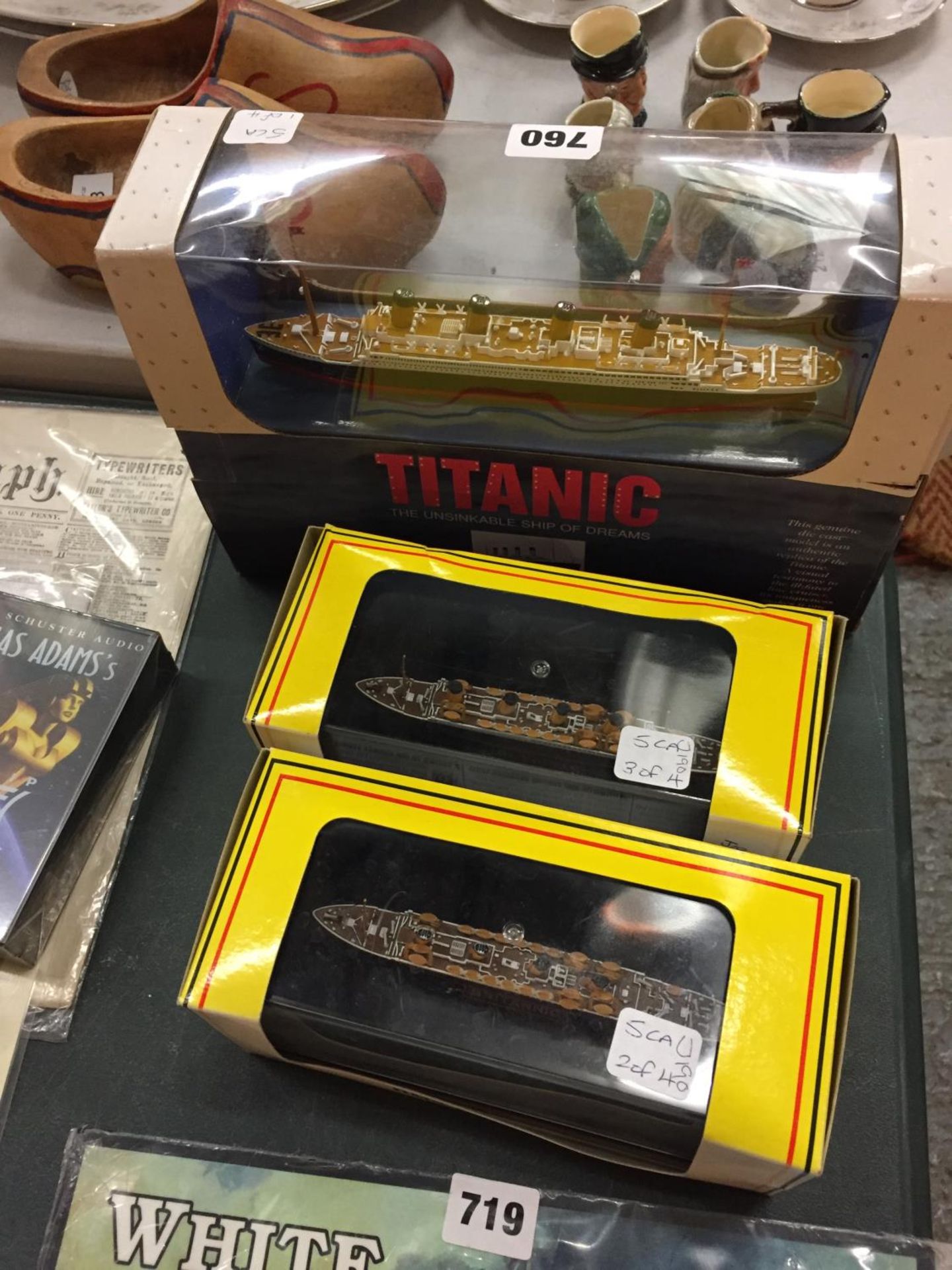 A VERY LARGE COLLECTION OF TITANIC MEMORABILLA TO INCLUDE THREE BOXED TITANIC MODELS , VARIOUS BOOKS - Image 6 of 7