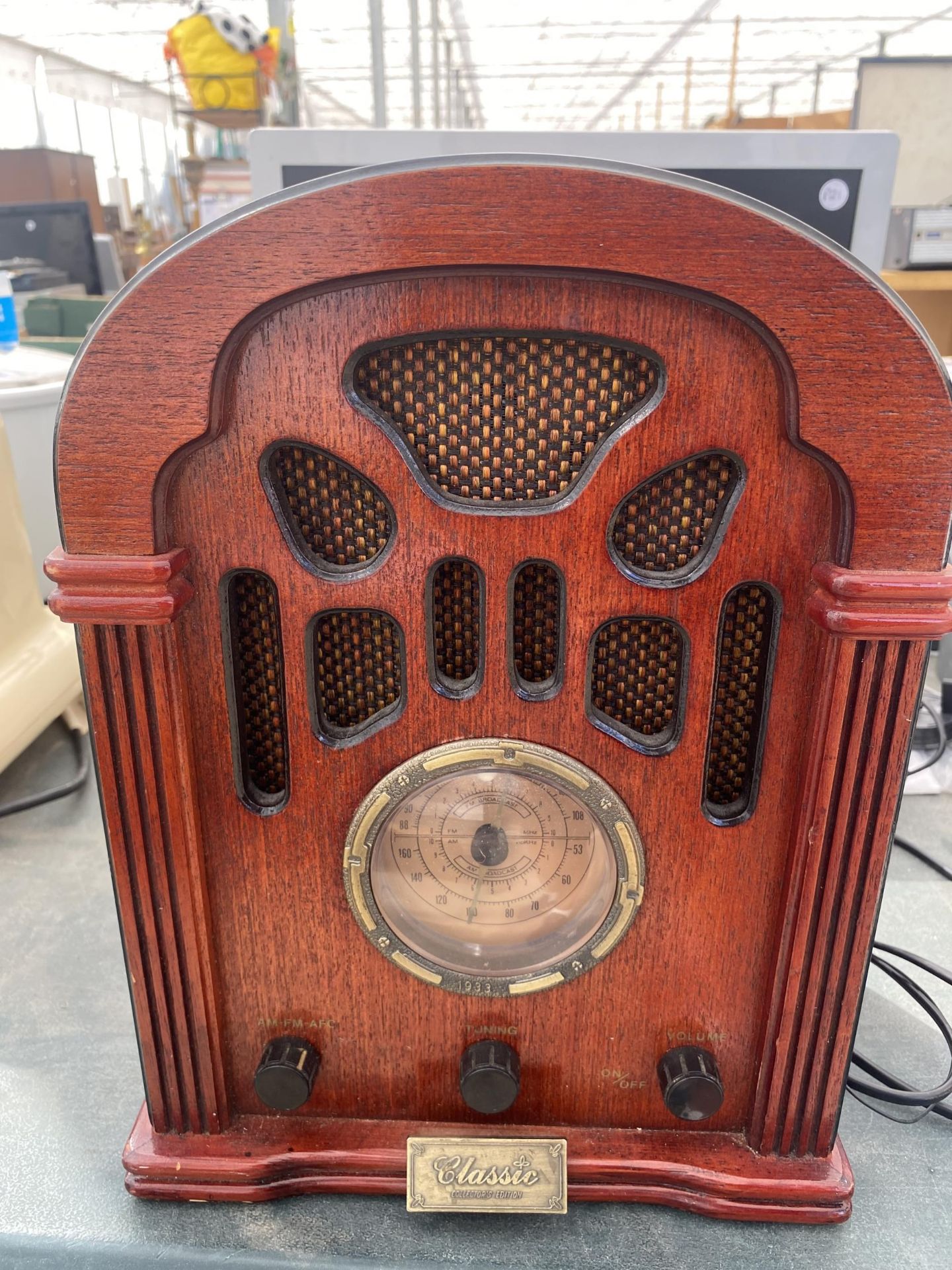 A CLASSIC COLLECTORS EDITION FM RADIO - Image 3 of 3