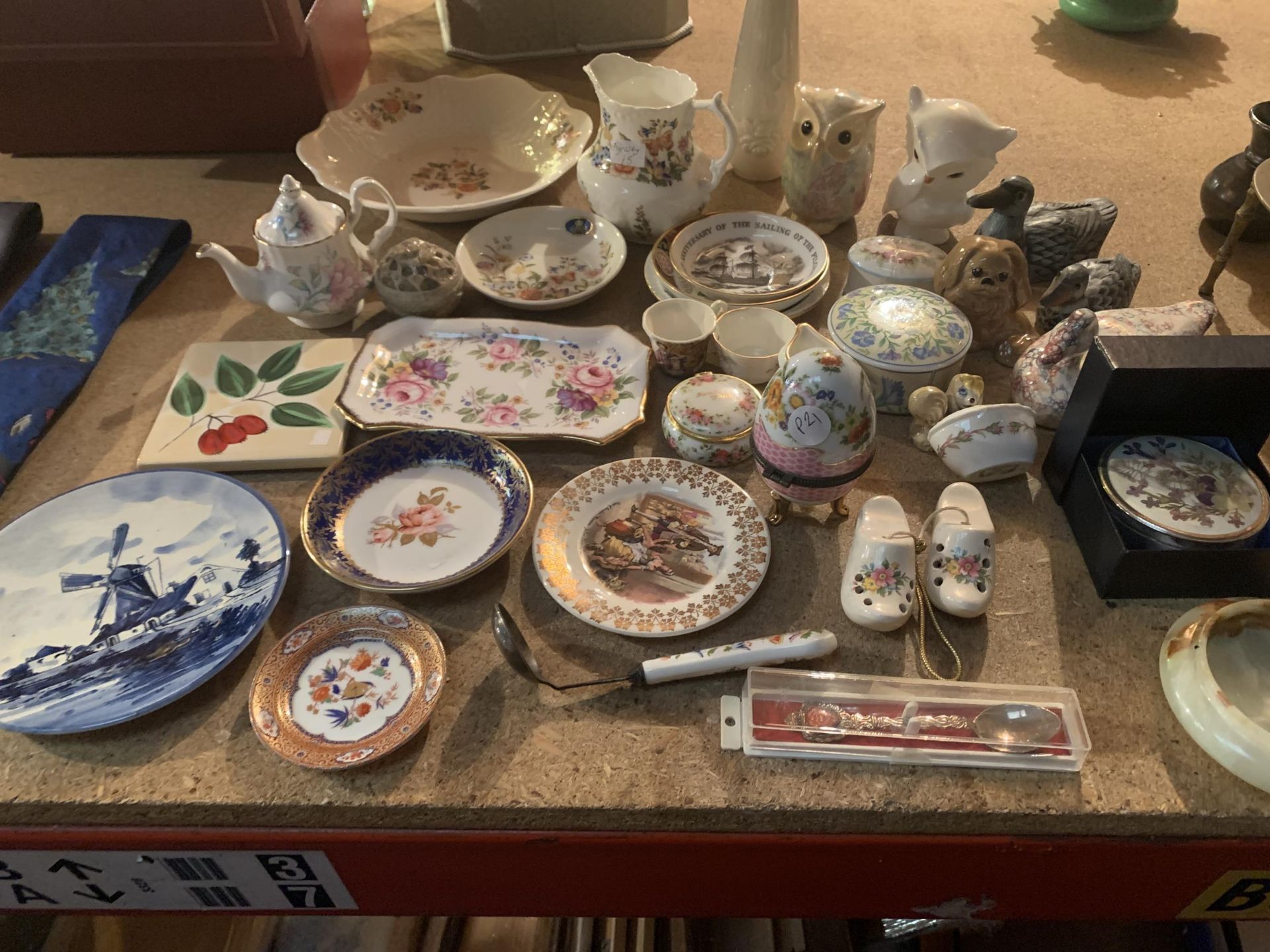 A MIXED SELECTION TO INCLUDE SOME AYNSLEY COTTAGE GARDEN POTTERY " TRINKET BOXES AND DISHES