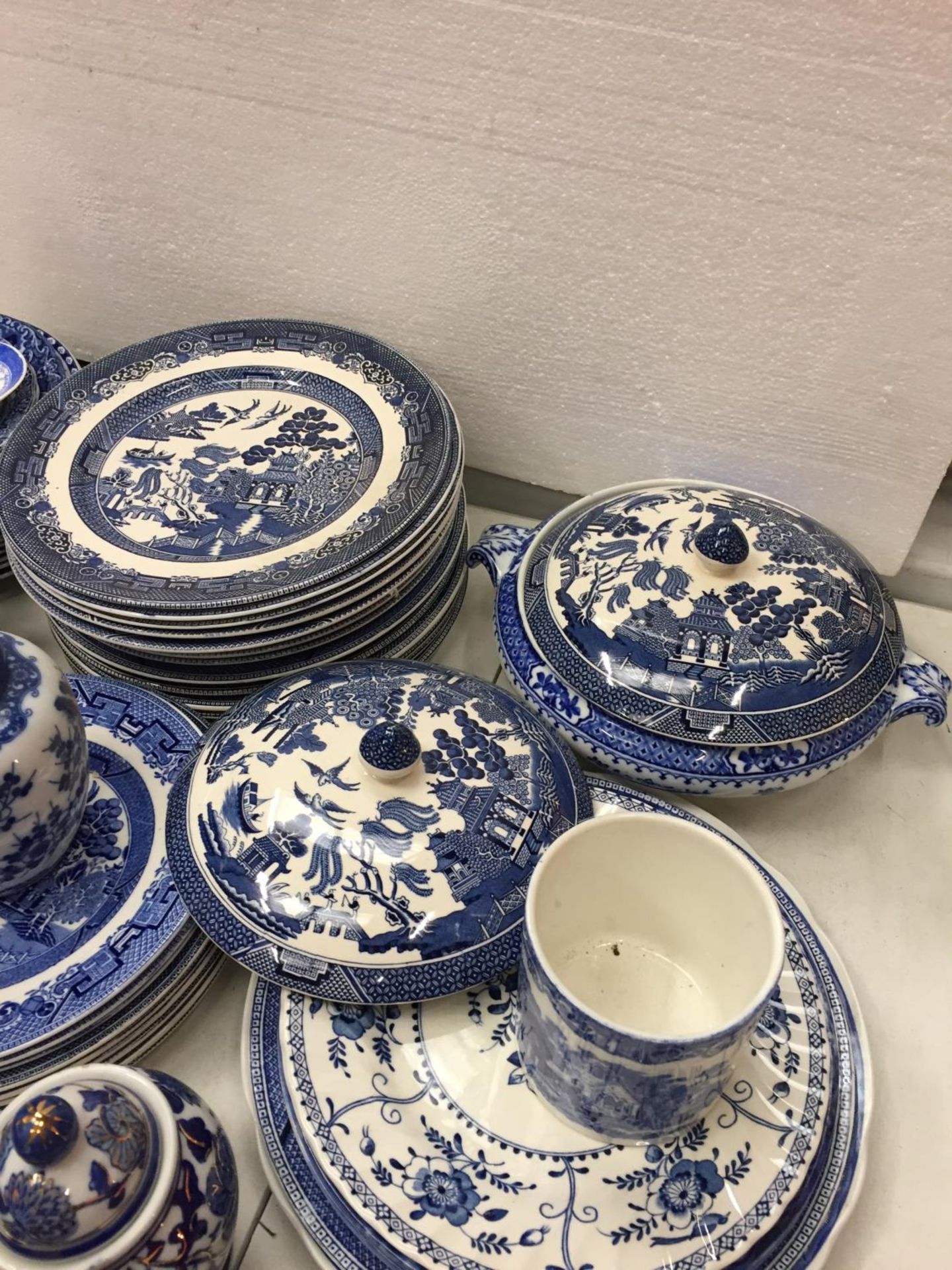 A LARGE SELECTION OF MAINLY, BLUE WILLOW PATTERN CHINA PLATES ALONG WITH A CRUET SET AND GINGER JARS - Image 4 of 6