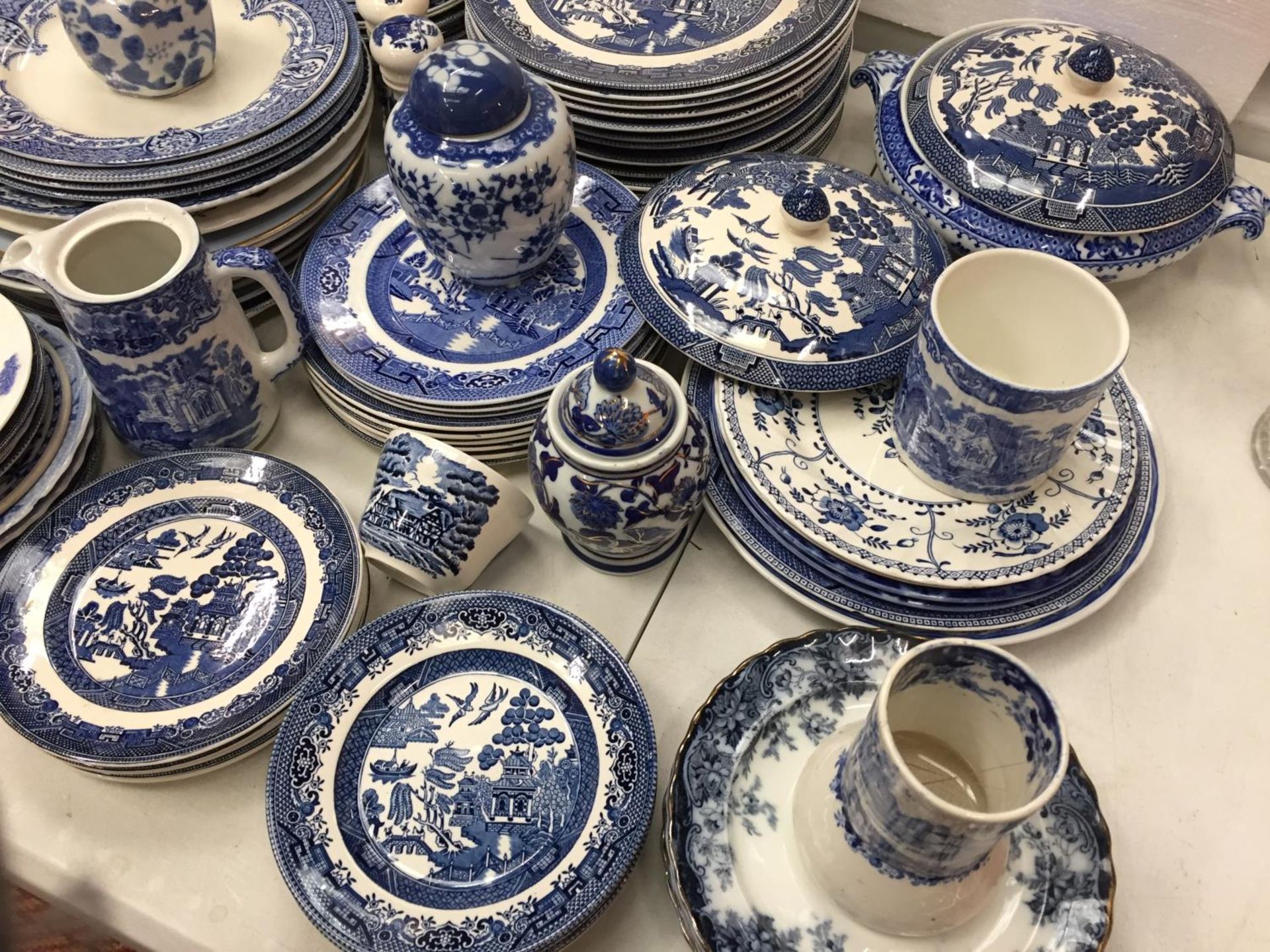 A LARGE SELECTION OF MAINLY, BLUE WILLOW PATTERN CHINA PLATES ALONG WITH A CRUET SET AND GINGER JARS - Image 3 of 6