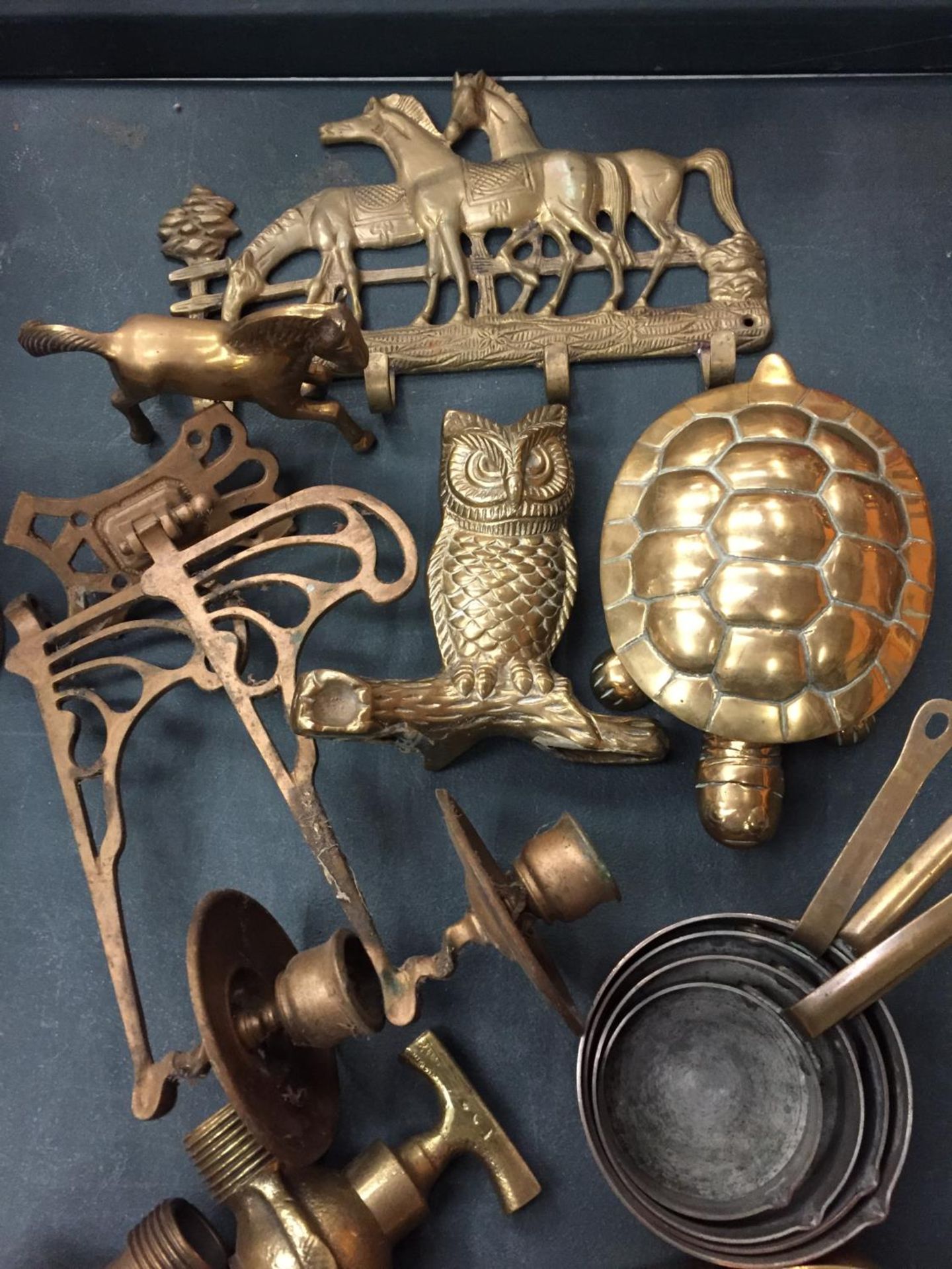 A COLLECTION OF BRASS WARE TO INCLUDE ANIMALS - Image 3 of 3