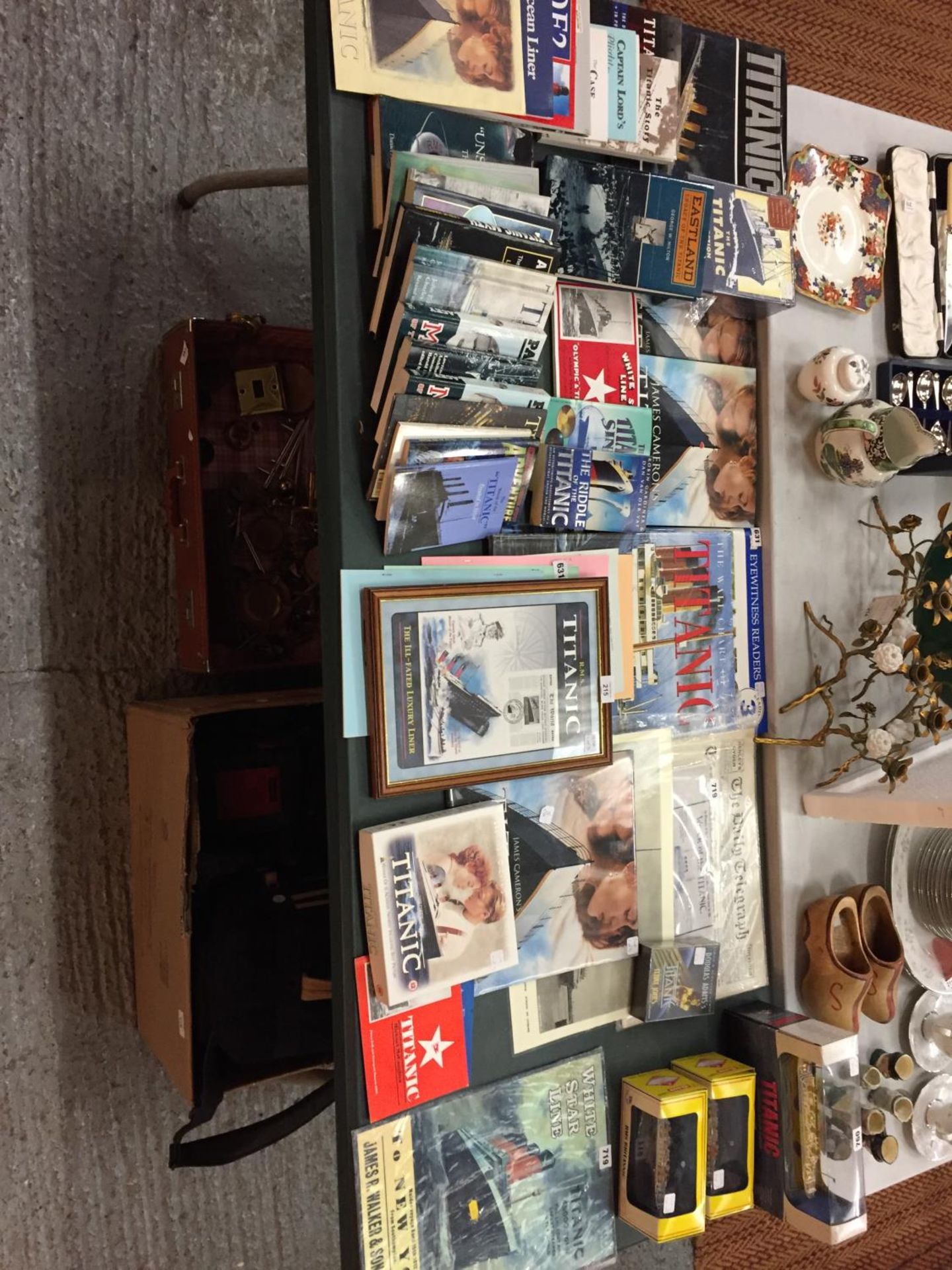 A VERY LARGE COLLECTION OF TITANIC MEMORABILLA TO INCLUDE THREE BOXED TITANIC MODELS , VARIOUS BOOKS