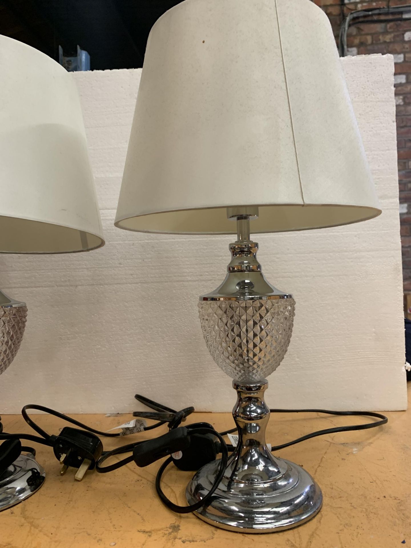 A PAIR OF CHROME AND GLASS TABLE LAMPS - Image 3 of 3