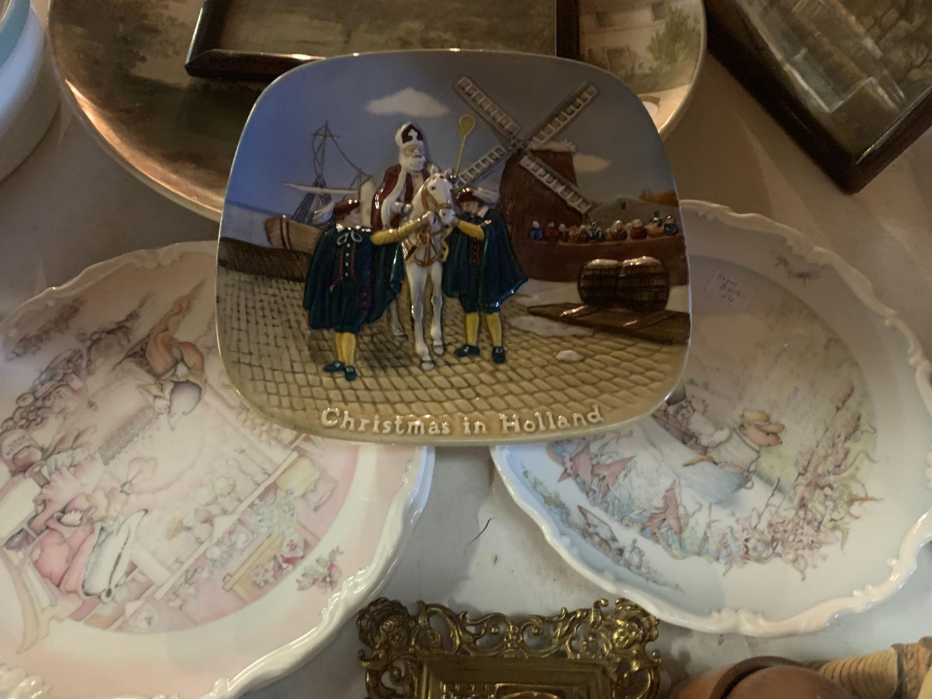 A MIXED SELECTION TO INCLUDE FOUR WIND IN THE WILLOWS PLATES , A COLLECTORS ROYAL DOULTON PLATE" - Image 3 of 4