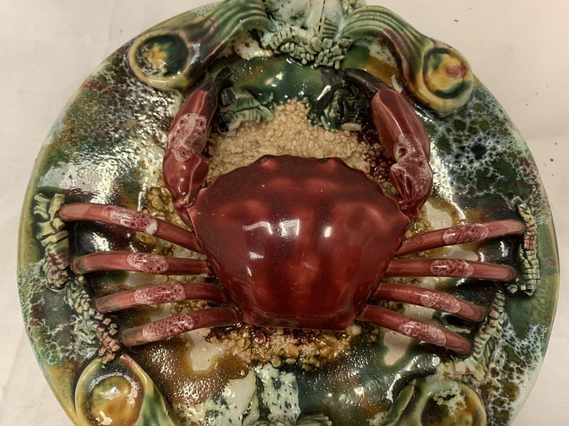 A WALL HANGING PLATE WITH RAISED CRAB DETAIL 19CM DIAMETER - Image 3 of 3