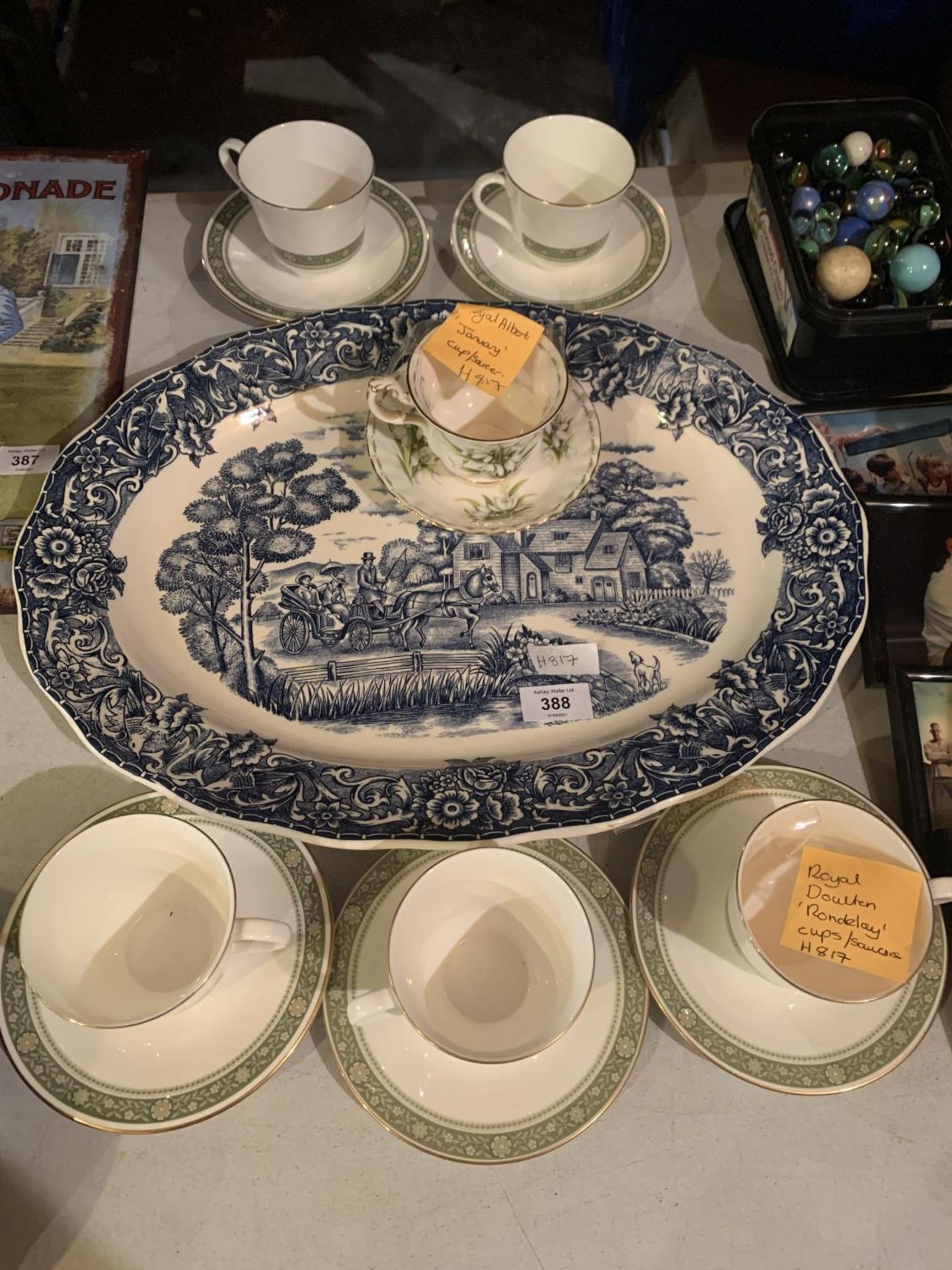 A COLLECTION OF CERAMICS TO INCLUDE A LRGE BLUE AND WHITE MEAT PLATE, ROYAL DOULTON RONDALAY CUPS