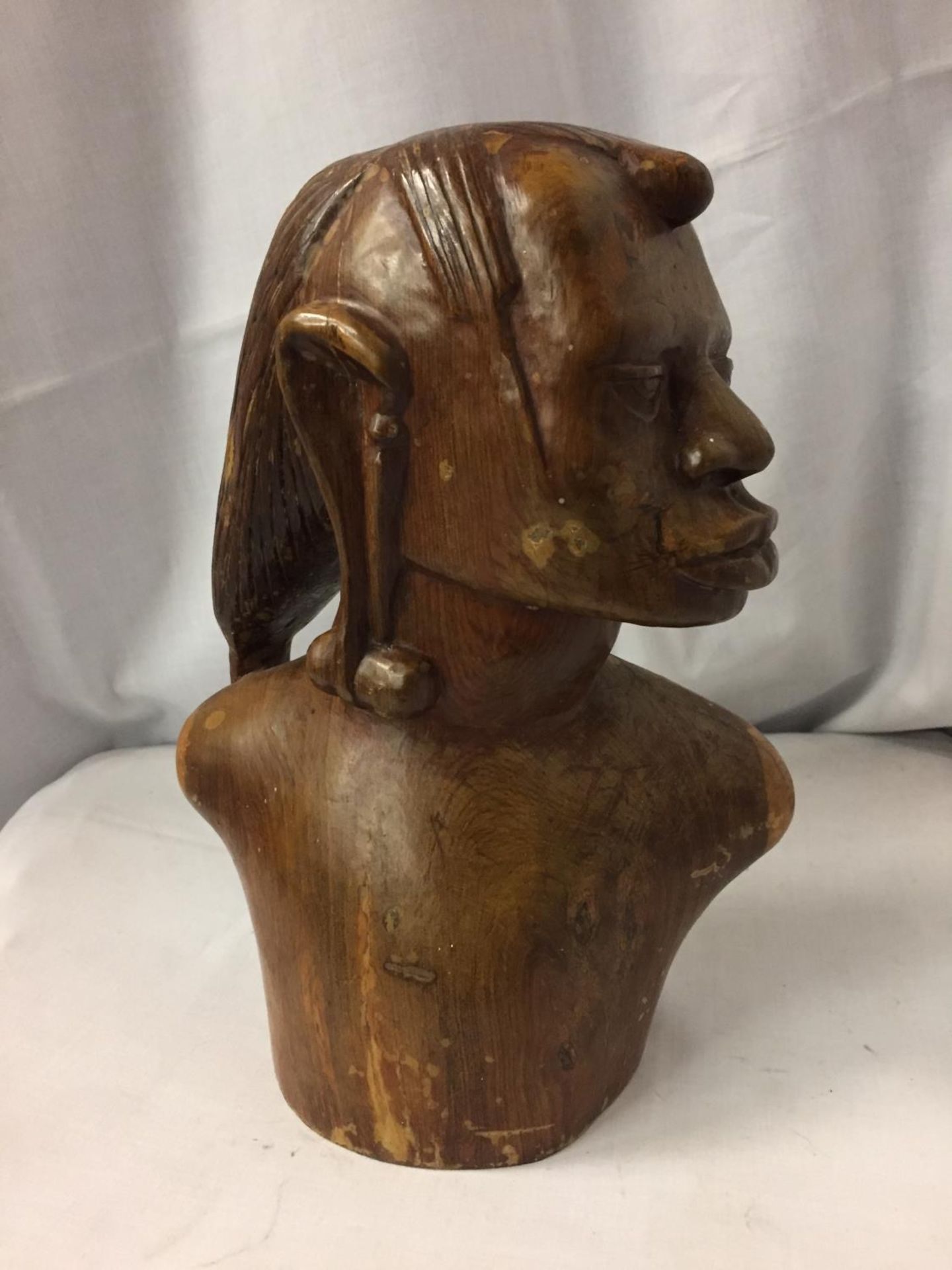 A HEAVY CARVED WOODEN AFRICAN TRIBAL BUST H :25CM - Image 2 of 3