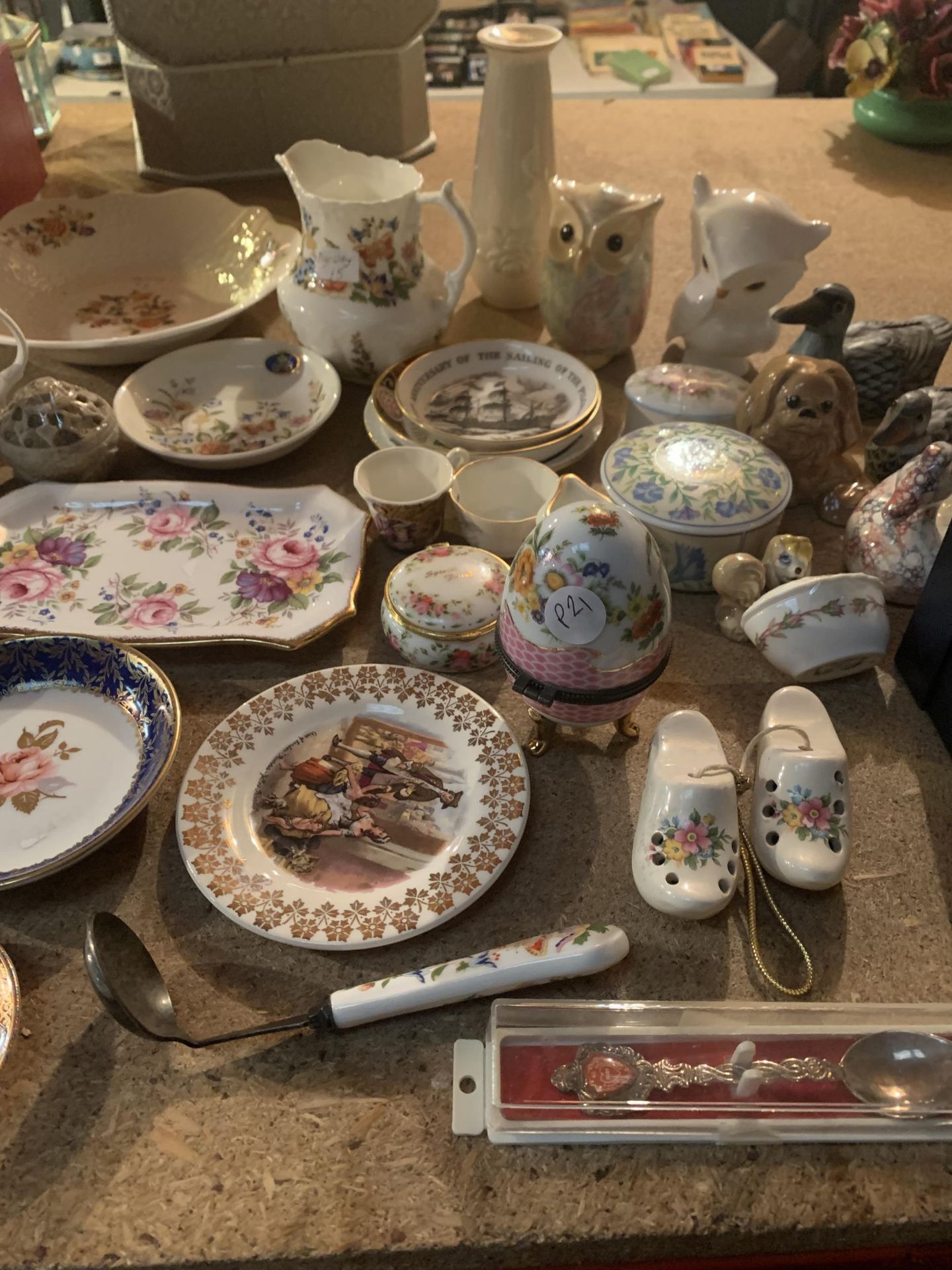 A MIXED SELECTION TO INCLUDE SOME AYNSLEY COTTAGE GARDEN POTTERY " TRINKET BOXES AND DISHES - Image 3 of 4