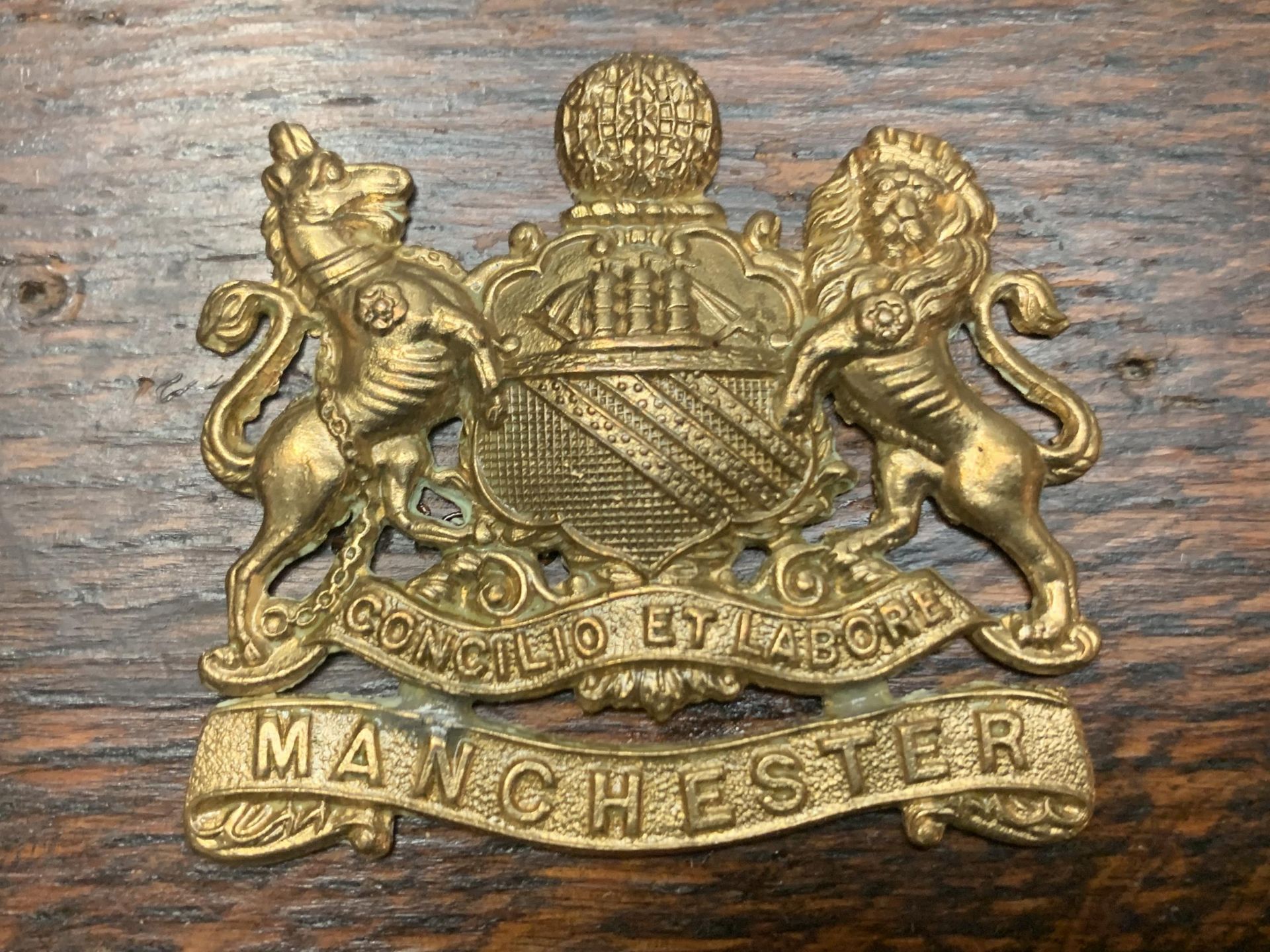 AN ORNATE WOODEN BOX WITH THE MANCHESTER COAT OF ARMS TO THE LID IN YELLOW METAL AND A FURTHER WHEAT - Image 4 of 5