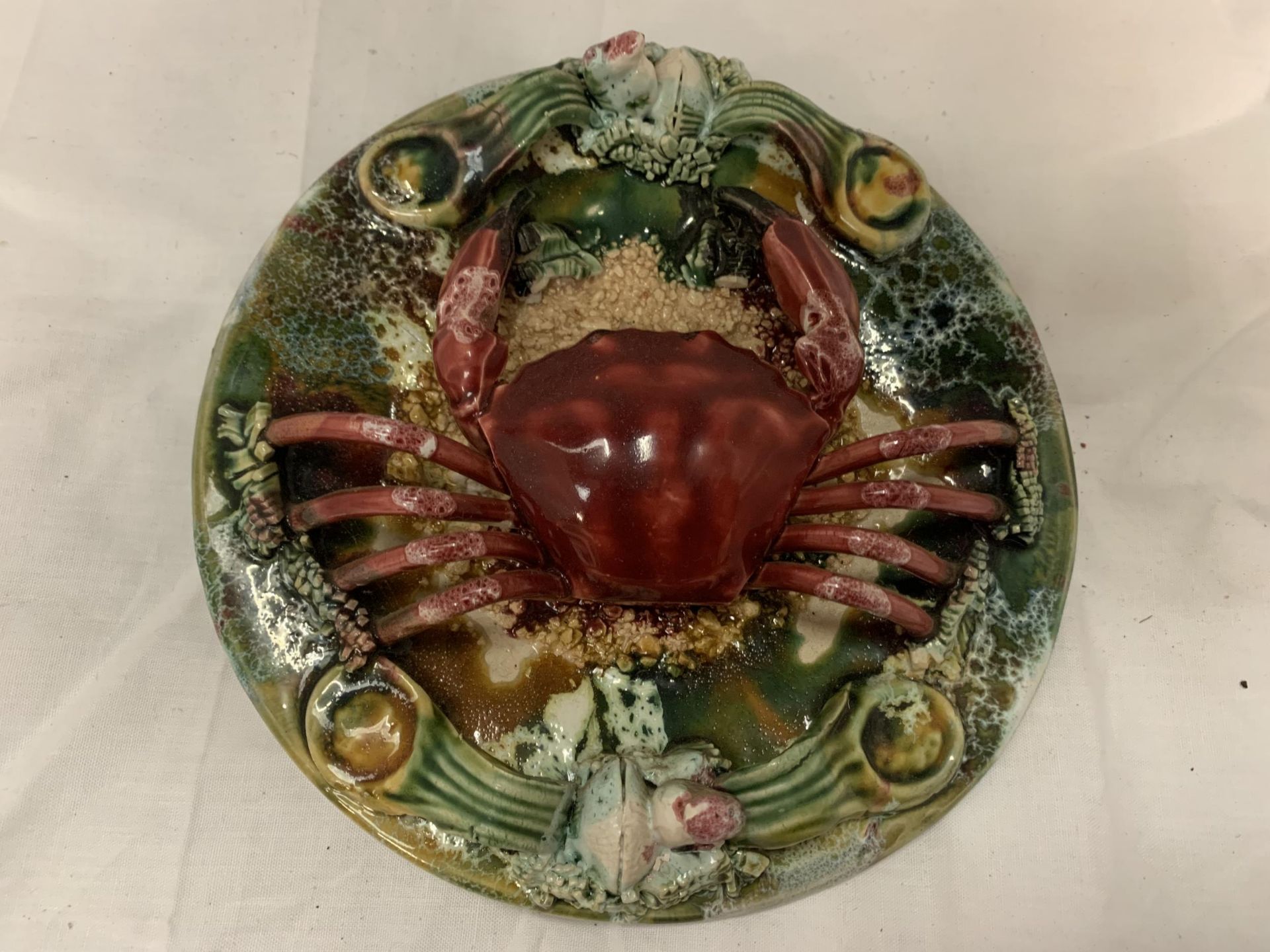 A WALL HANGING PLATE WITH RAISED CRAB DETAIL 19CM DIAMETER