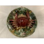 A WALL HANGING PLATE WITH RAISED CRAB DETAIL 19CM DIAMETER