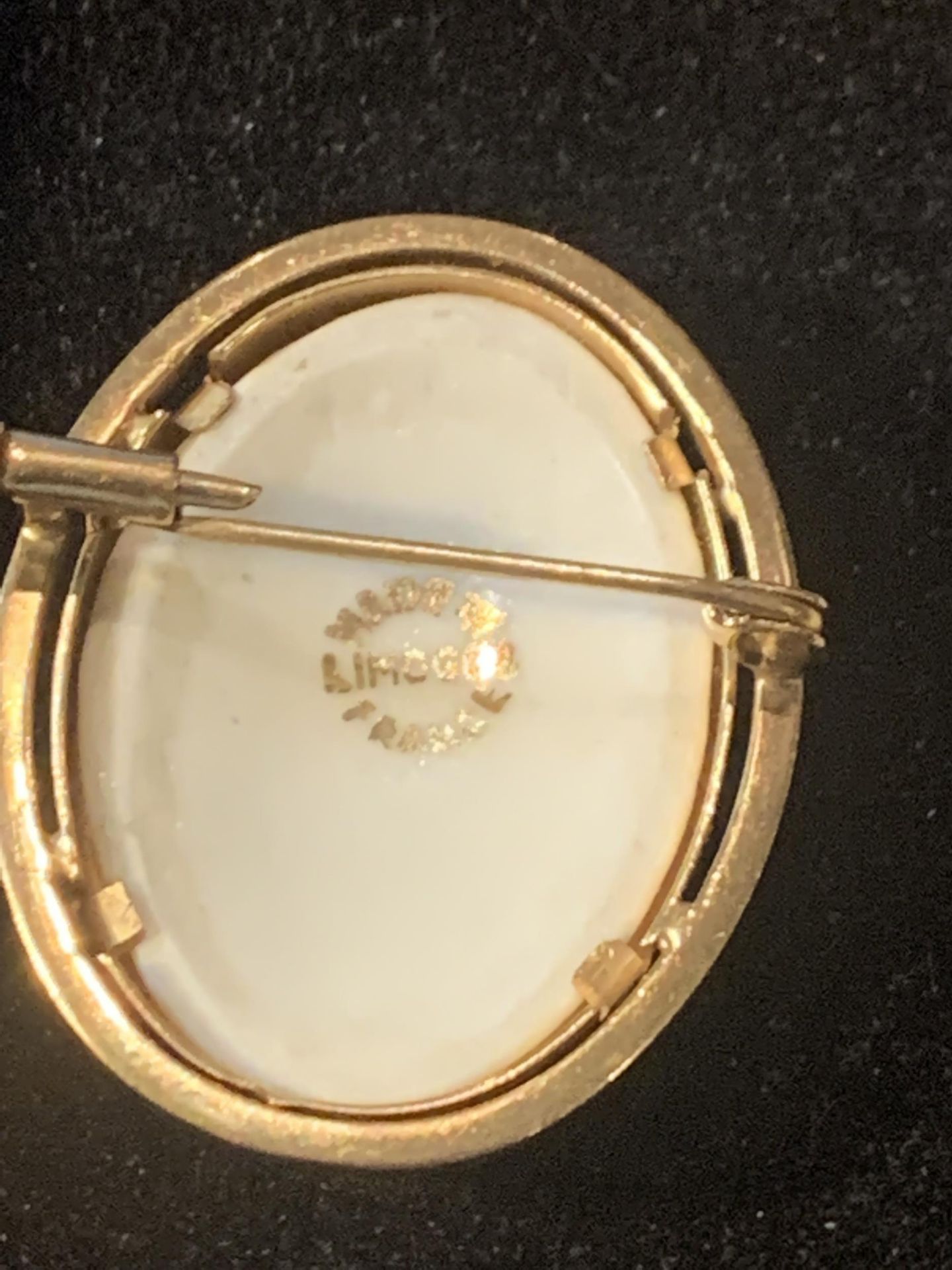 A YELLOW METAL BROOCH WITH A LIMOGES CERAMIC PLAQUE IN A PRESENTATION BOX - Image 3 of 3